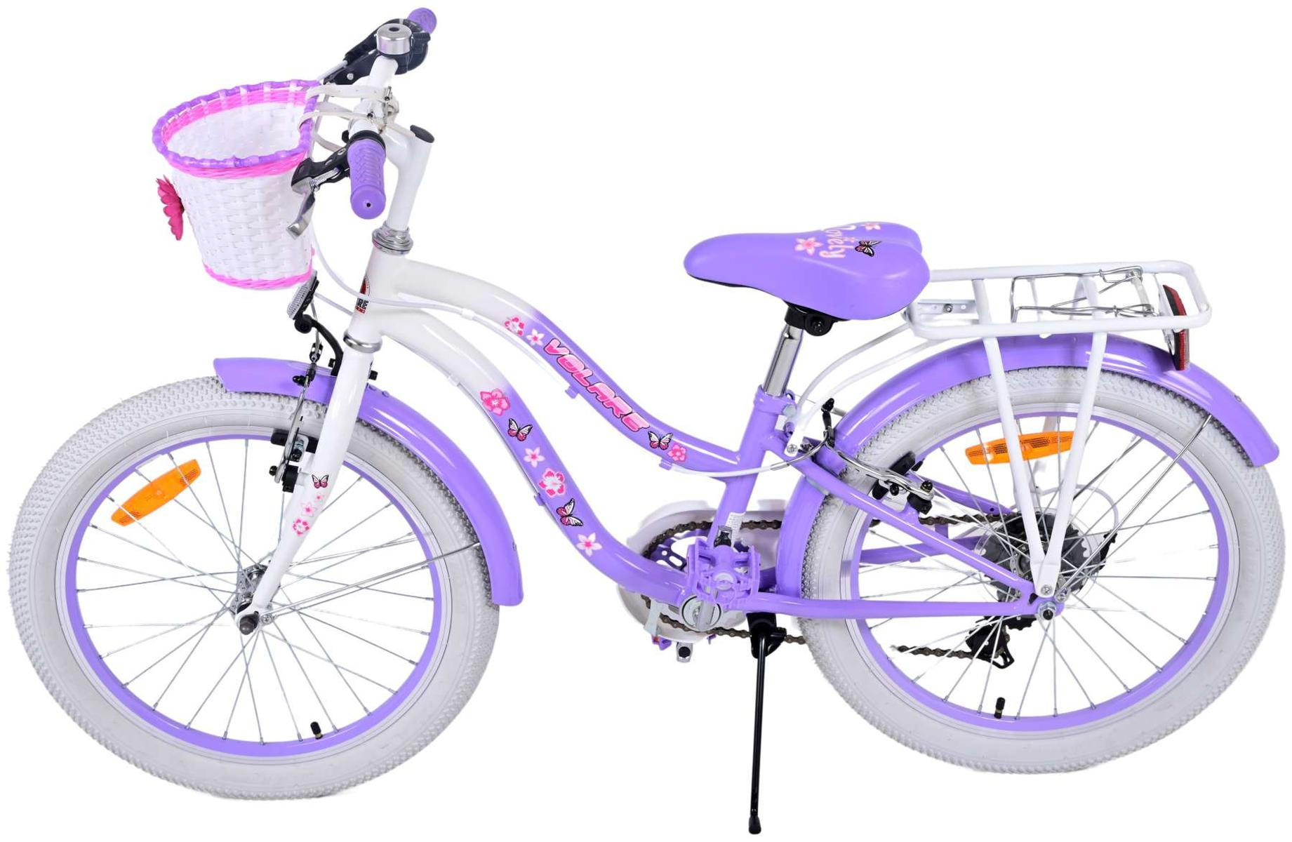 Lila-weißes Kinderfahrrad mit Korb und Sitz. Blumenaufkleber und weiße Reifen.