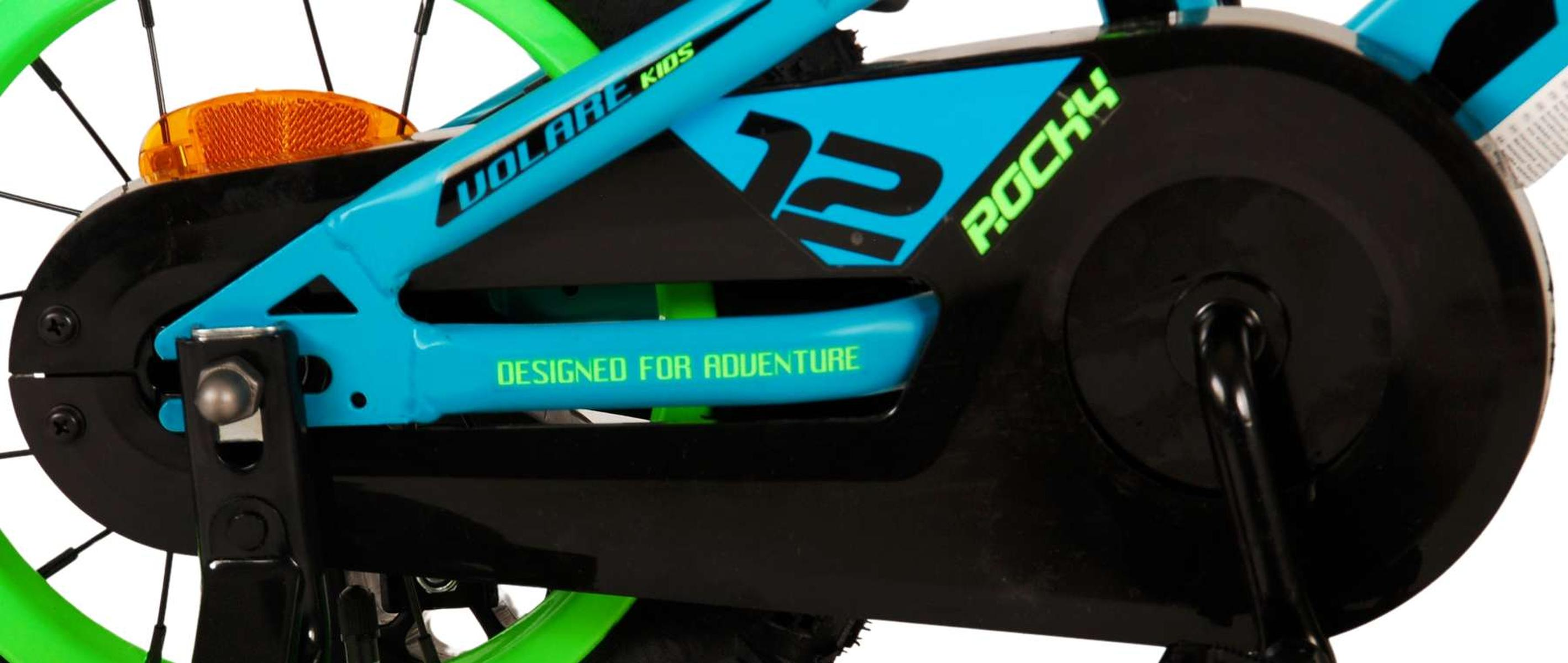 Nahaufnahme eines blau-schwarzen Fahrradrahmens mit grünen Rädern und dem Text 'Designed for adventure'.