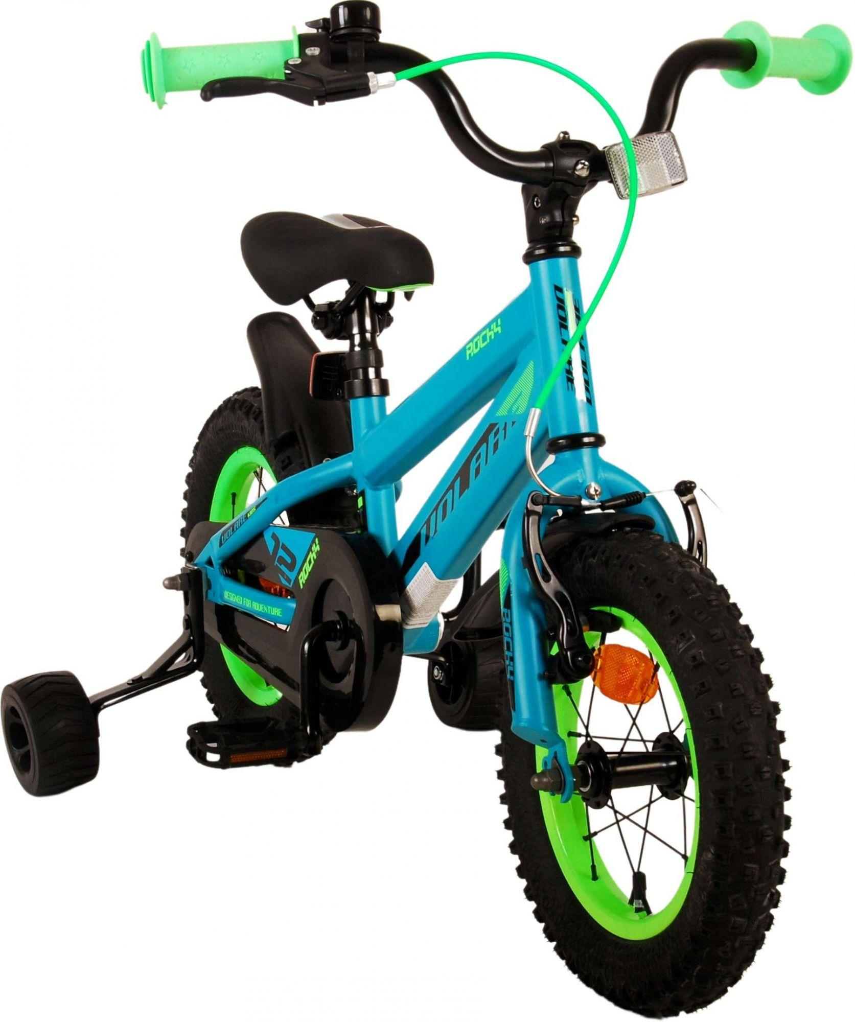 Blaues Kinderfahrrad mit Stützrädern. Schwarze Reifen. Grüne und blaue Akzente. Weißer Hintergrund.
