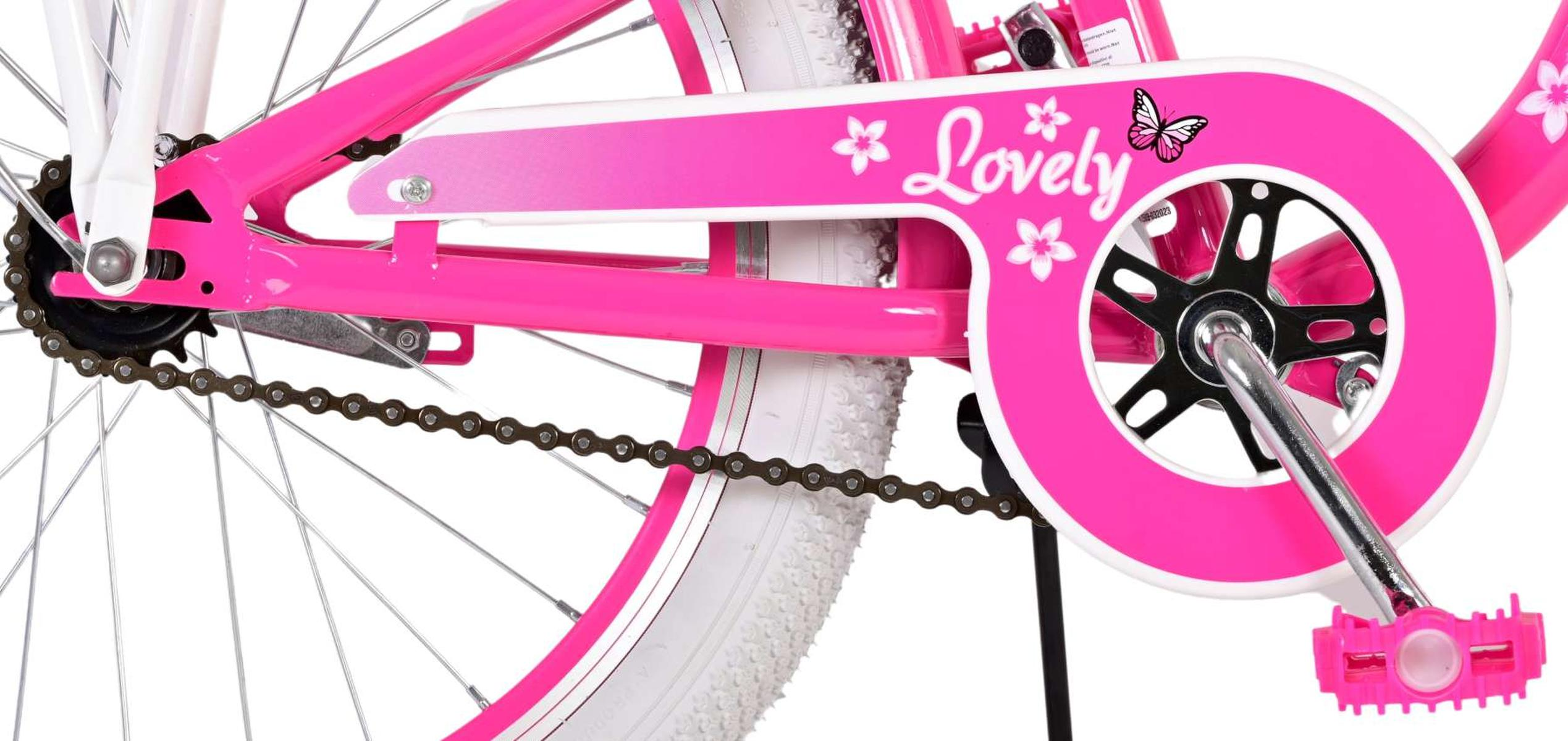 Nahaufnahme des Kettenschutzes, der Kette und des Hinterrads eines pinken Fahrrads. Text "Lovely" sichtbar.