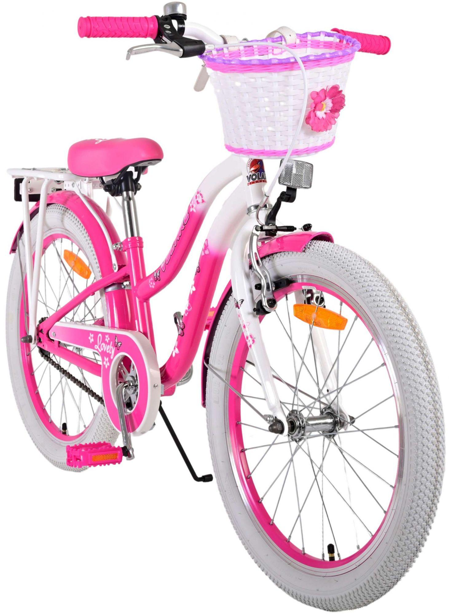 Rosa-weißes Fahrrad mit Korb, Seitenansicht, auf weißem Hintergrund.