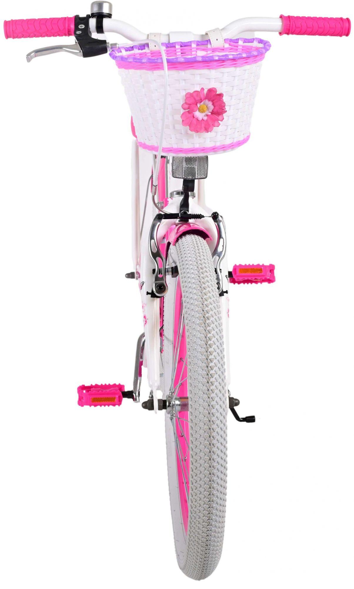 Ein weiß-rosa Fahrrad mit Korb und Blume vorne, weißer Hintergrund.