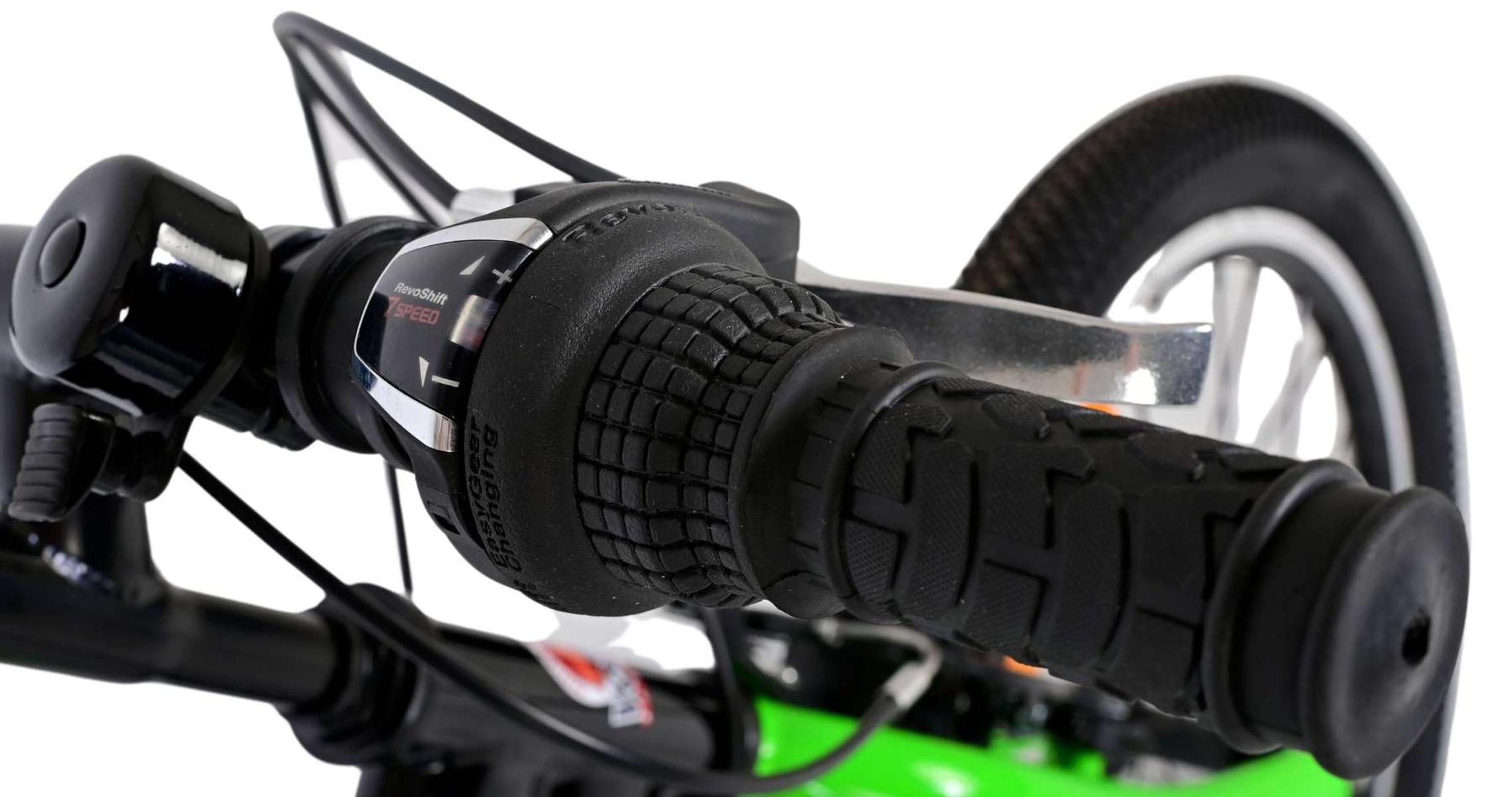 Nahaufnahme eines Fahrradlenkers mit schwarzen Griffen, Klingel und Gangschaltung.