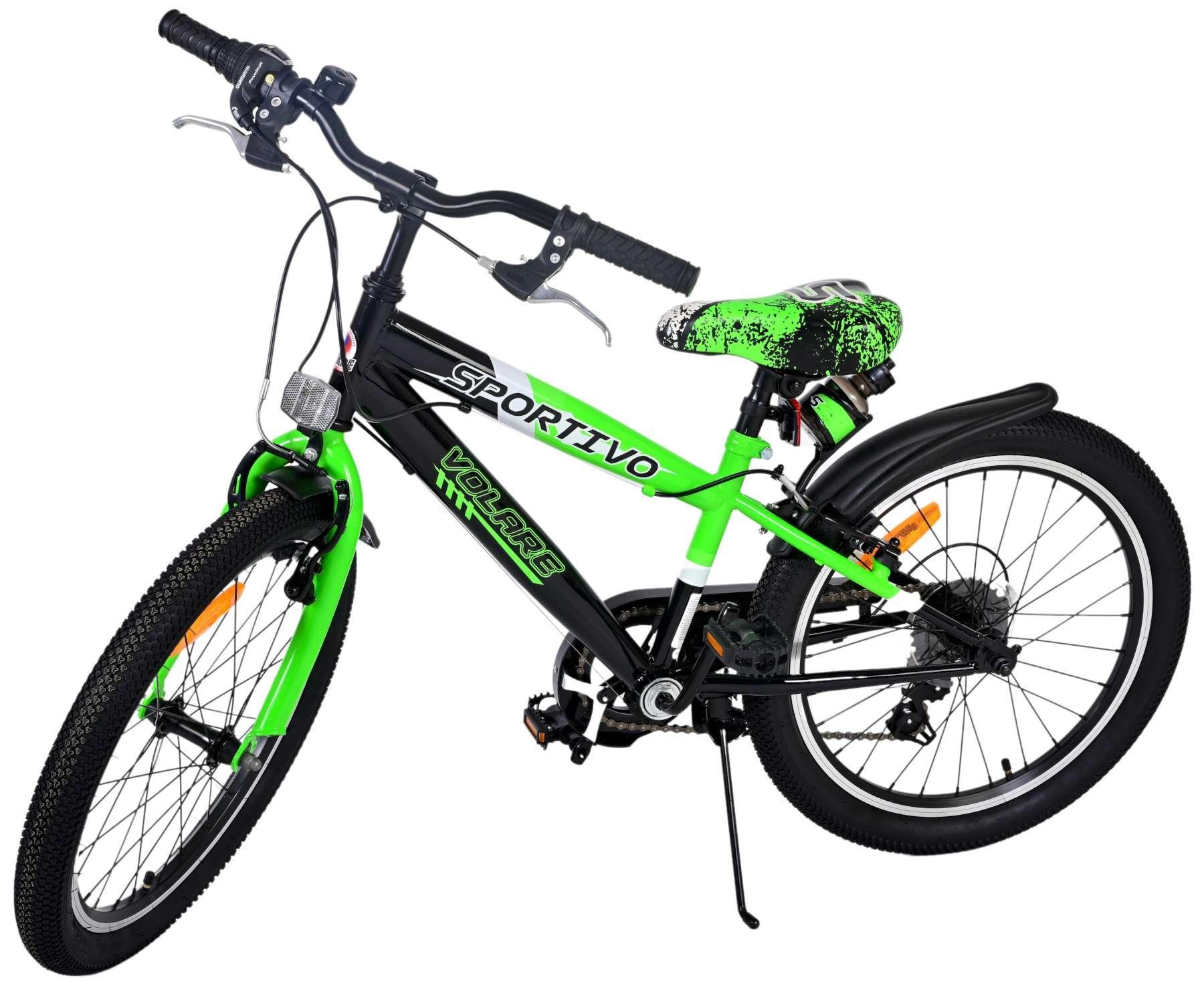 Grünes und schwarzes Kinderfahrrad, Seitenansicht.