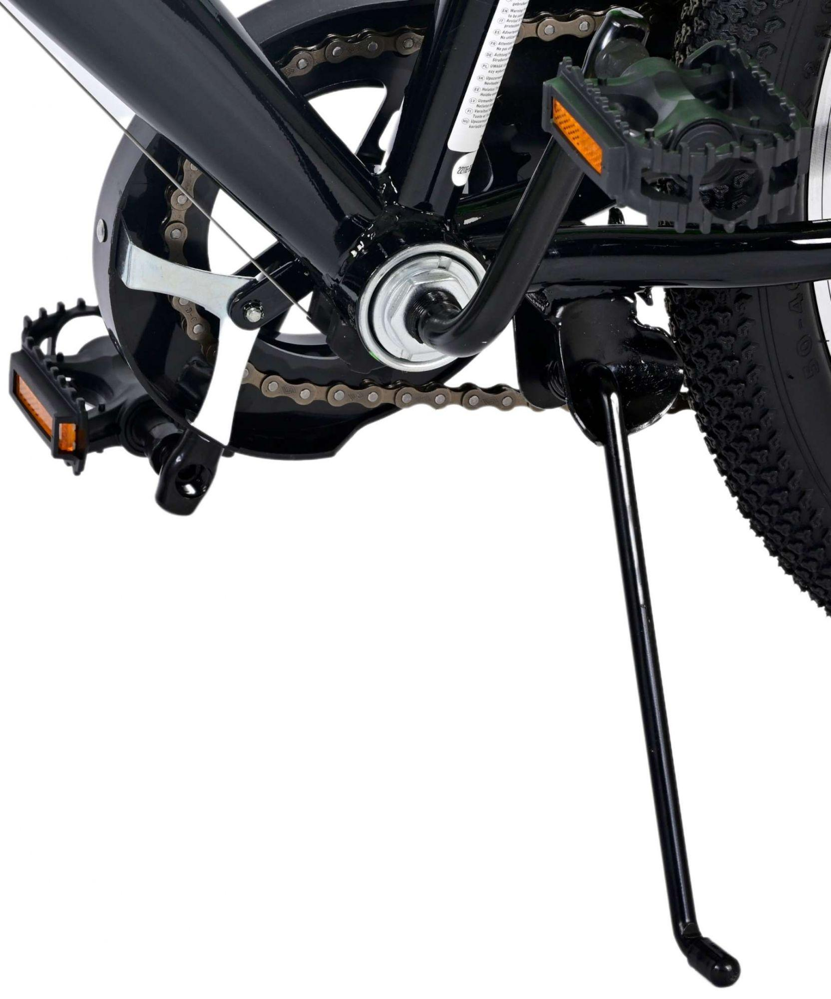 Nahaufnahme der Kette und Pedale eines Fahrrads. Das Fahrrad ist schwarz, die Kette silber. Weißer Hintergrund.