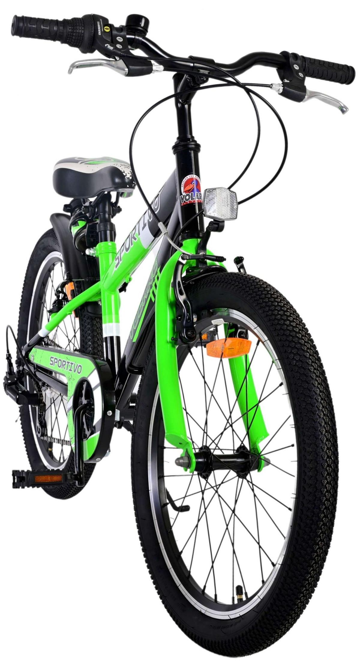 Grünes und schwarzes Sportivo-Fahrrad. Vorderansicht. Schwarze Reifen, grüner Rahmen und schwarzer Lenker.