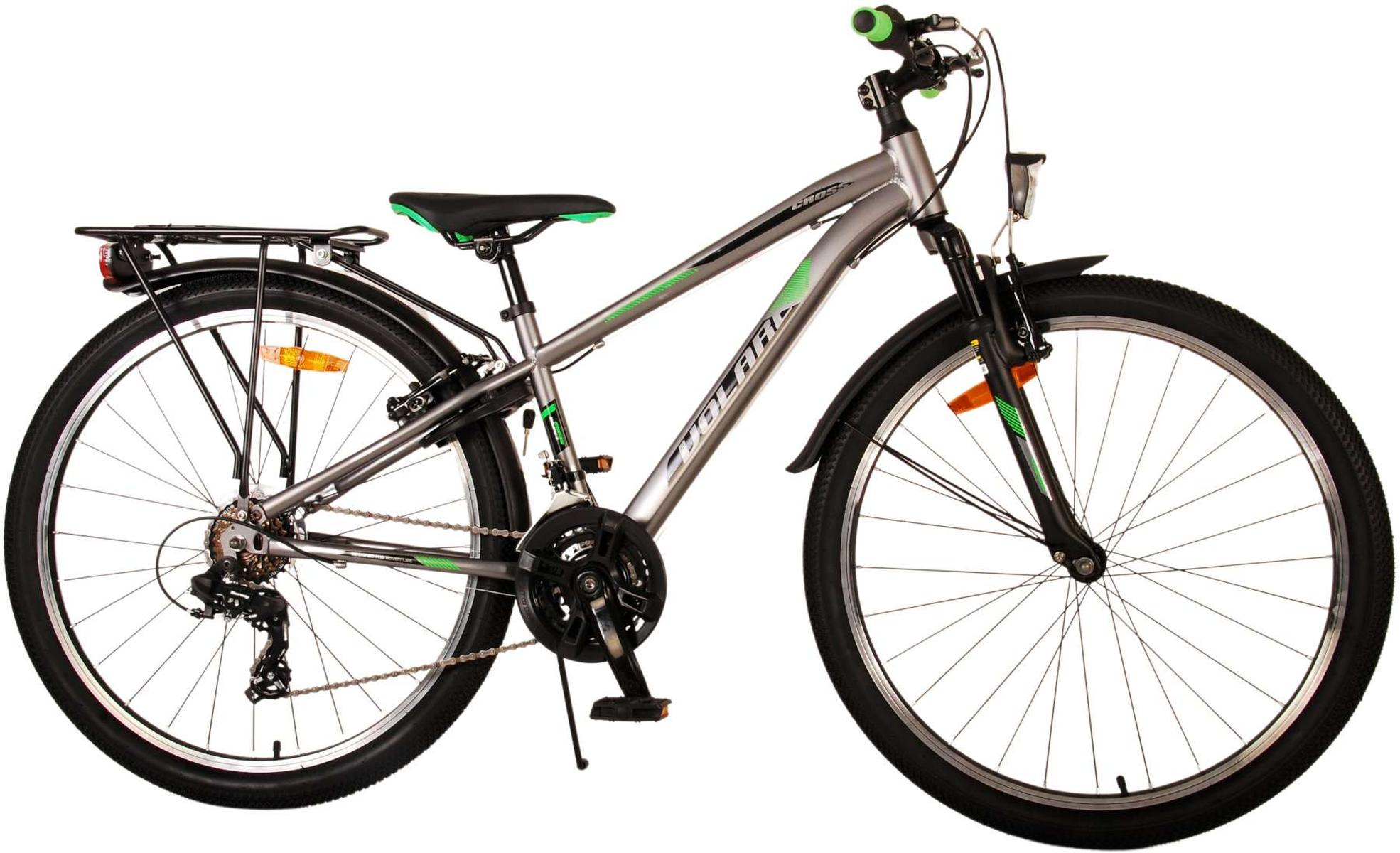 Ein silber-graues Fahrrad mit grünen Akzenten. Es hat einen Gepäckträger und schwarze Reifen.