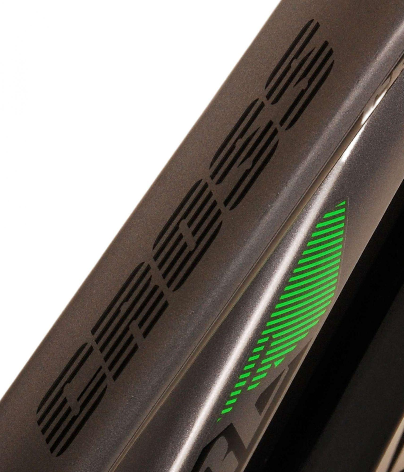 Nahaufnahme des Fahrradrahmendetails mit Logo und grünem Streifen.