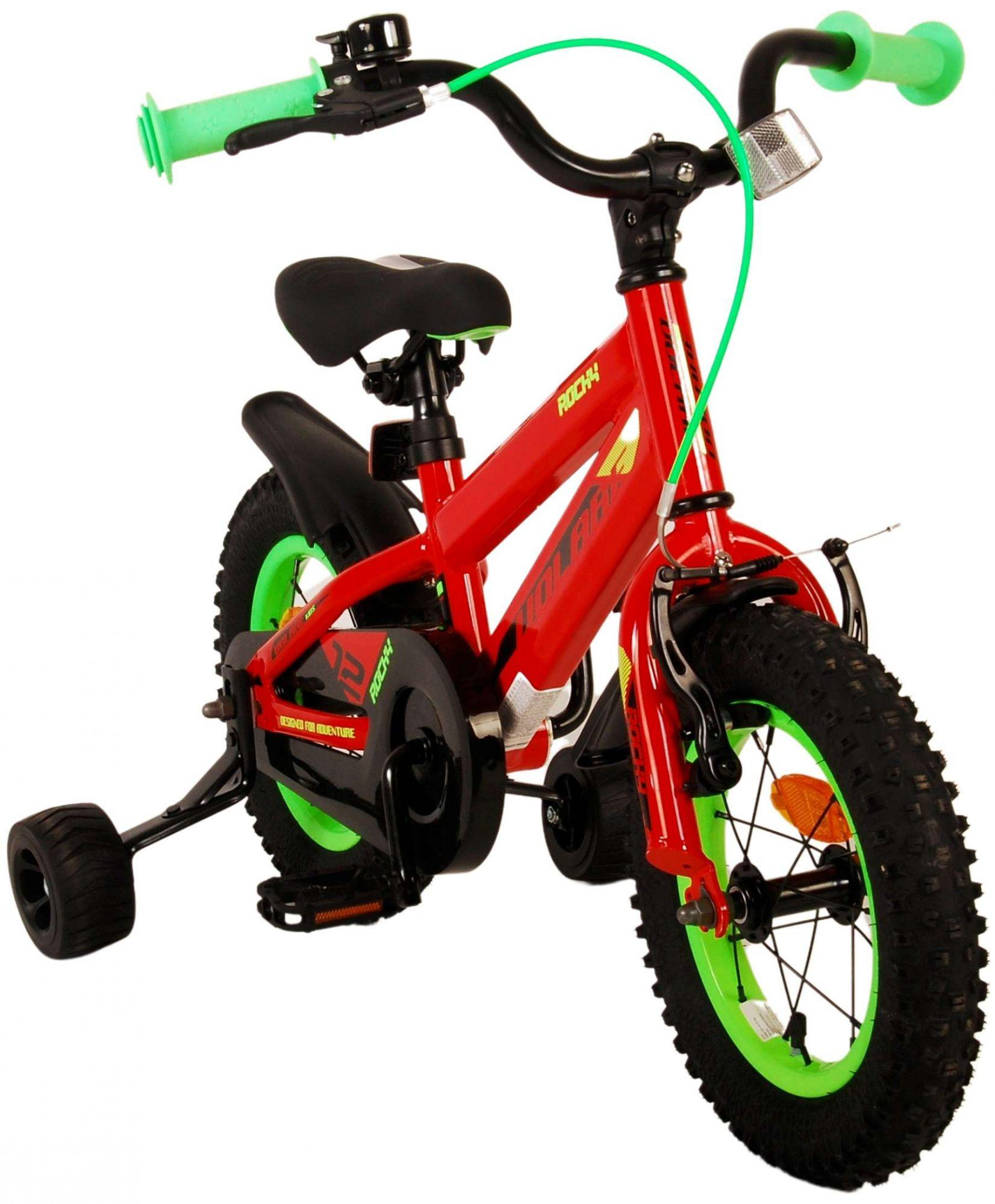 Rotes Kinderfahrrad mit Stützrädern. Grüne Akzente an Rädern, Lenker und Rahmen. Schwarze Reifen und Sitz.
