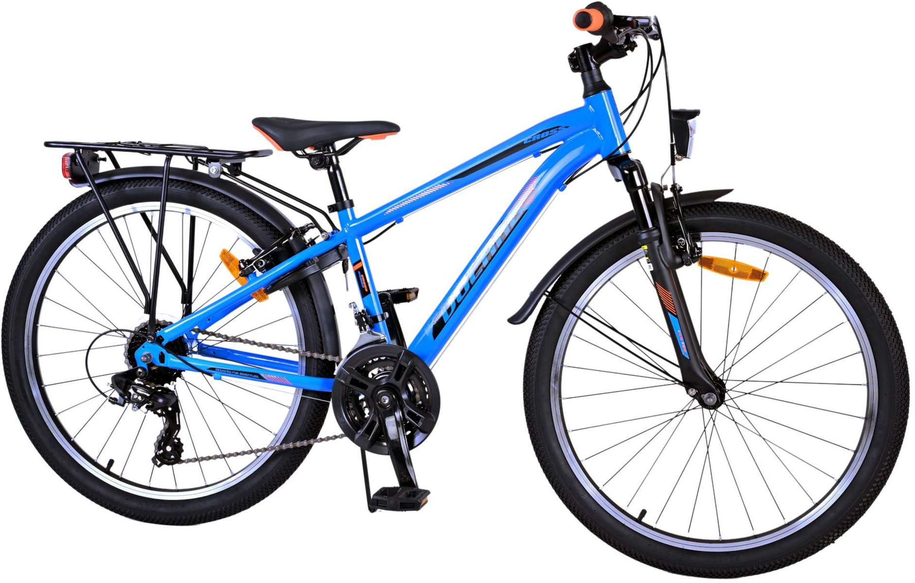 Blaues Fahrrad. Ein Mann fährt es. Stadt im Hintergrund.