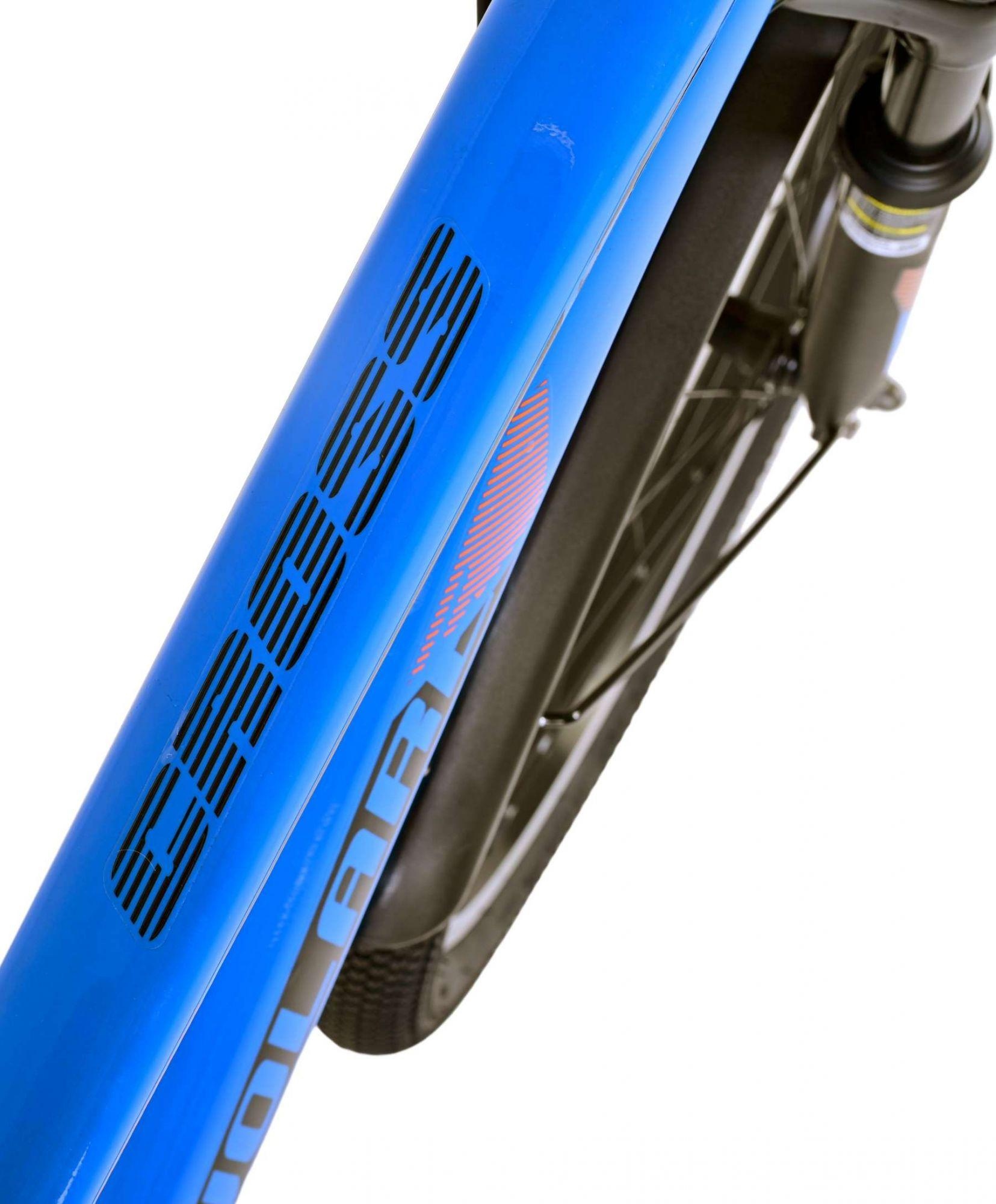 Blauer Fahrradrahmen mit dem Wort 'CARBON' und einem teilweise sichtbaren Hinterreifen.
