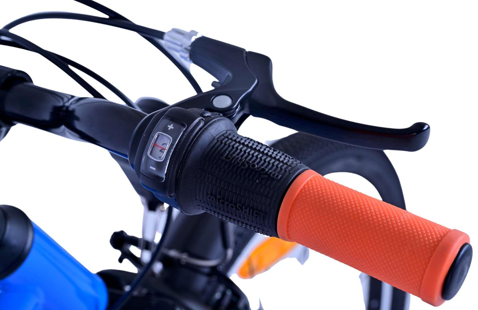 Ein Fahrradlenker mit einem schwarzen und einem orangefarbenen Griff mit Gangschaltungsbedienung.
