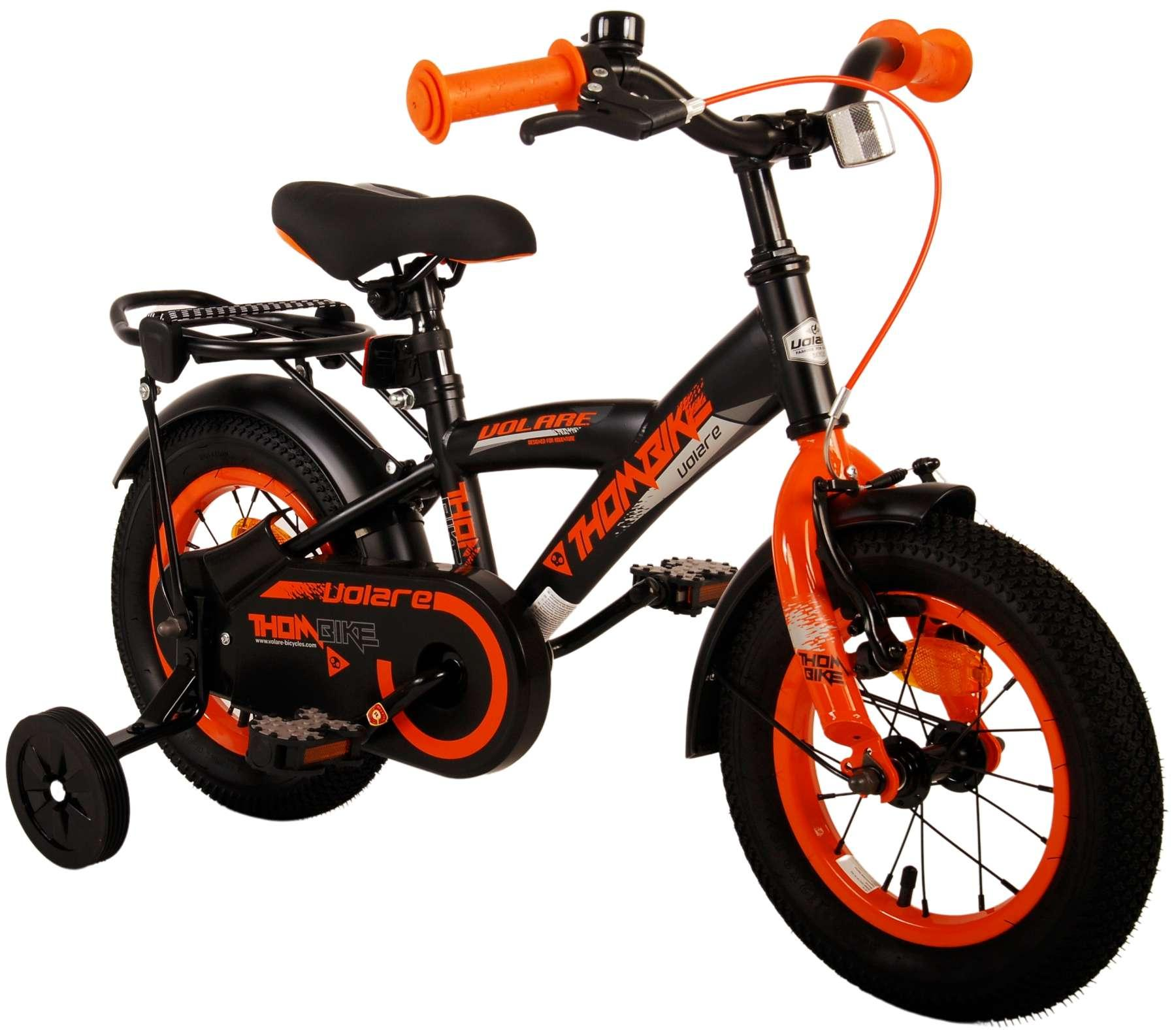 Ein schwarz-oranges Kinderfahrrad mit Stützrädern. Das Fahrrad hat den Markennamen 'VOLARE'.