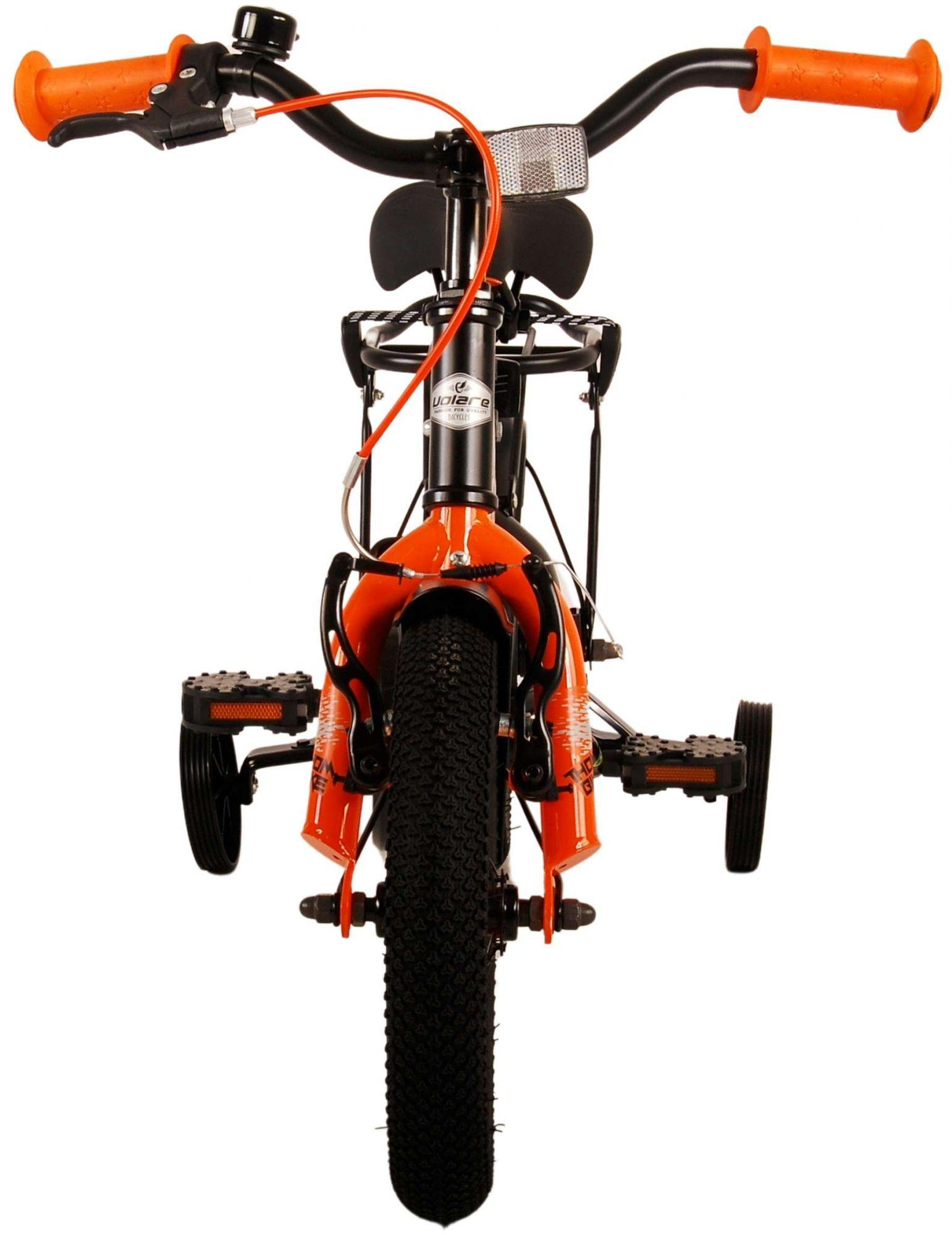 Orangenes und schwarzes Kinderfahrrad mit Stützrädern. Von vorne gesehen.