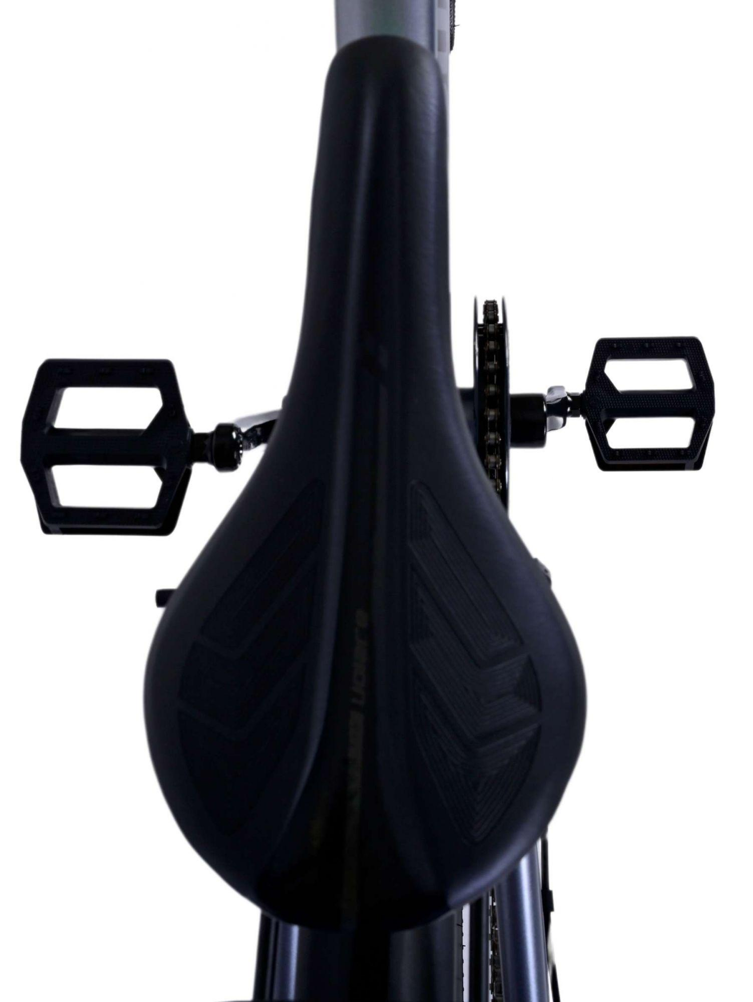 Schwarzer Fahrradsattel und Pedale von oben. Sitz hat strukturiertes Design. Weißer Hintergrund.