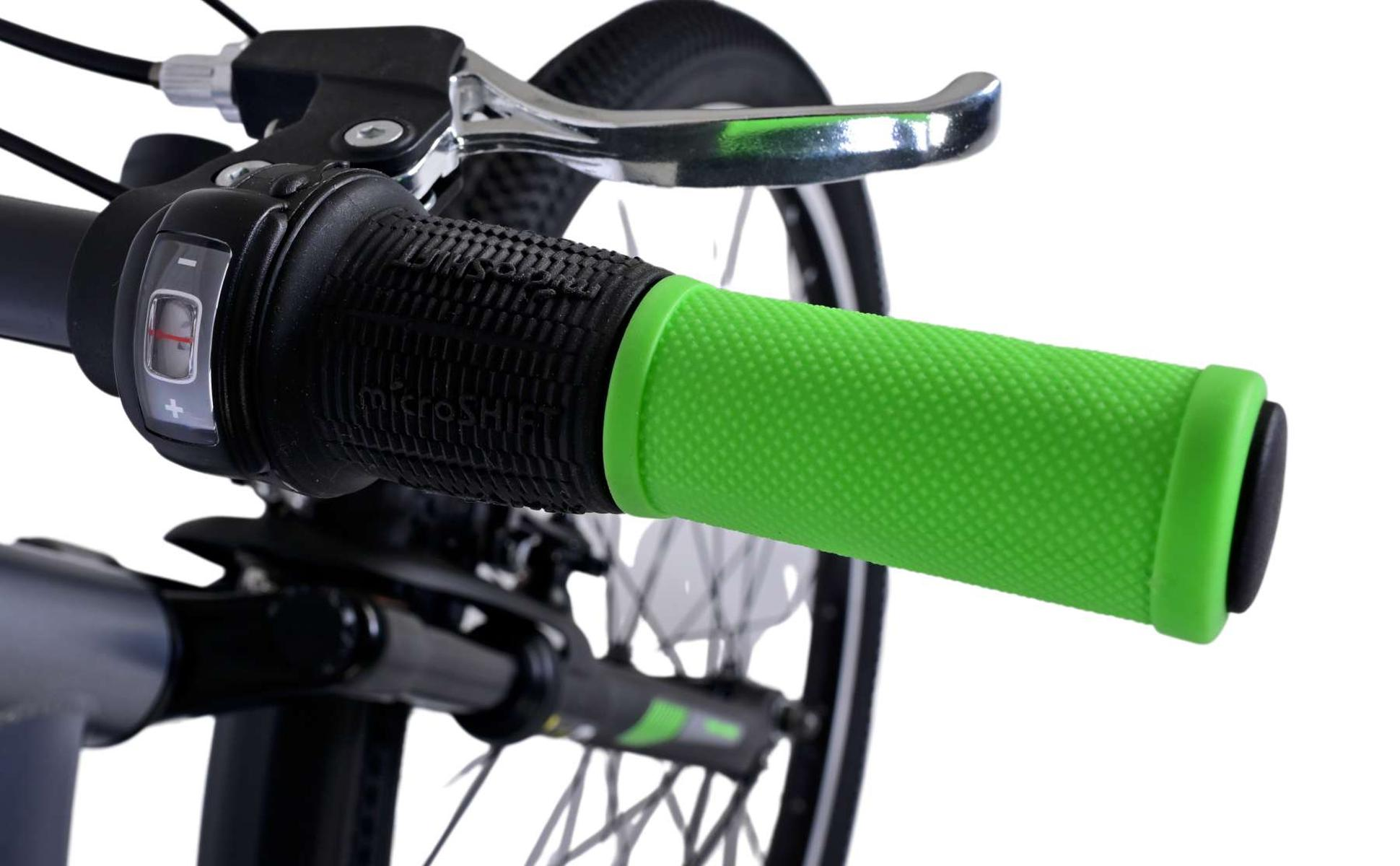Nahaufnahme eines Fahrradlenkers mit schwarzen und grünen strukturierten Griffen und einem Bremshebel.