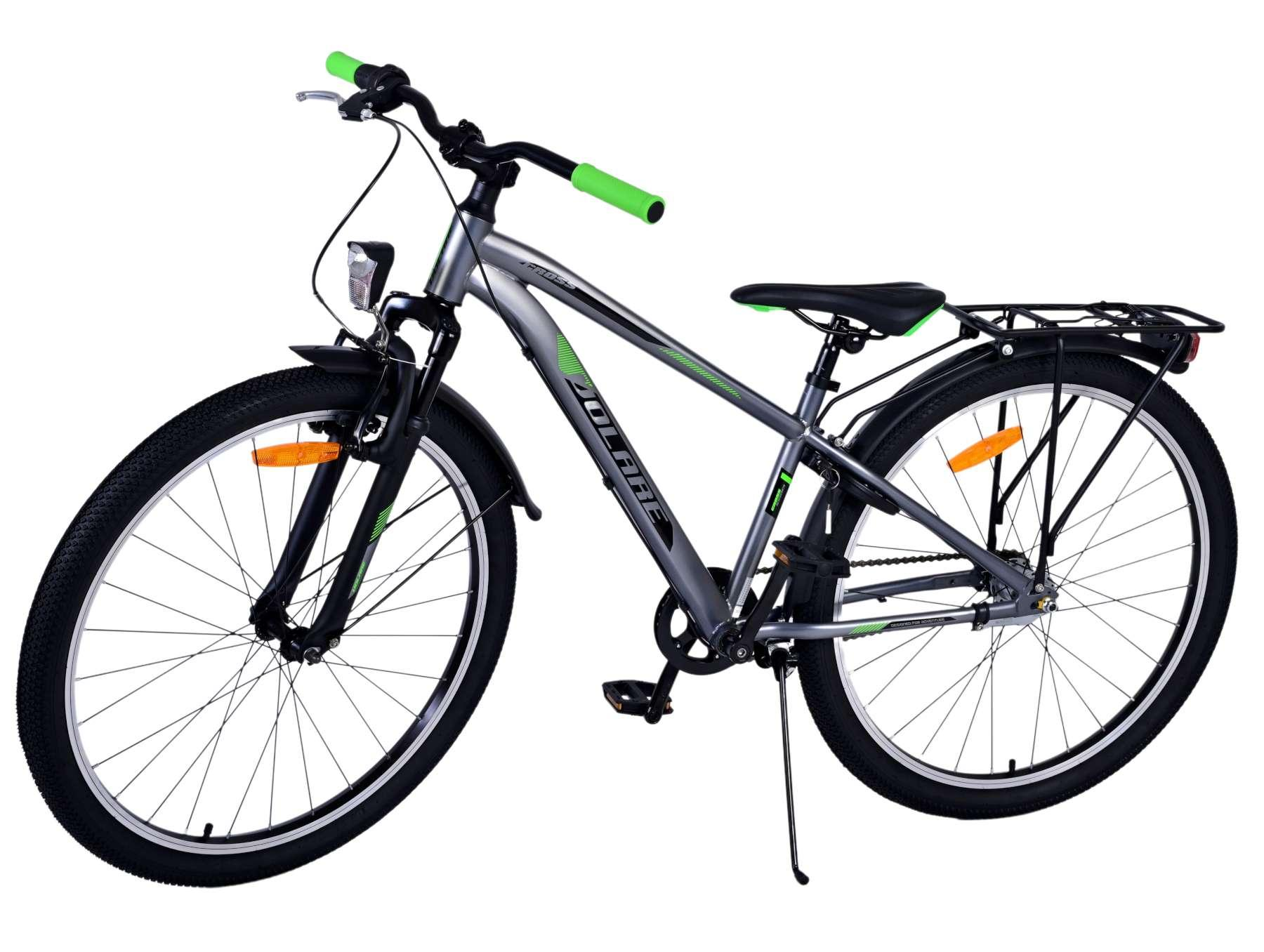 Graues Fahrrad mit grünen Akzenten. Schwarze Reifen und ein Gepäckträger. Weißer Hintergrund.