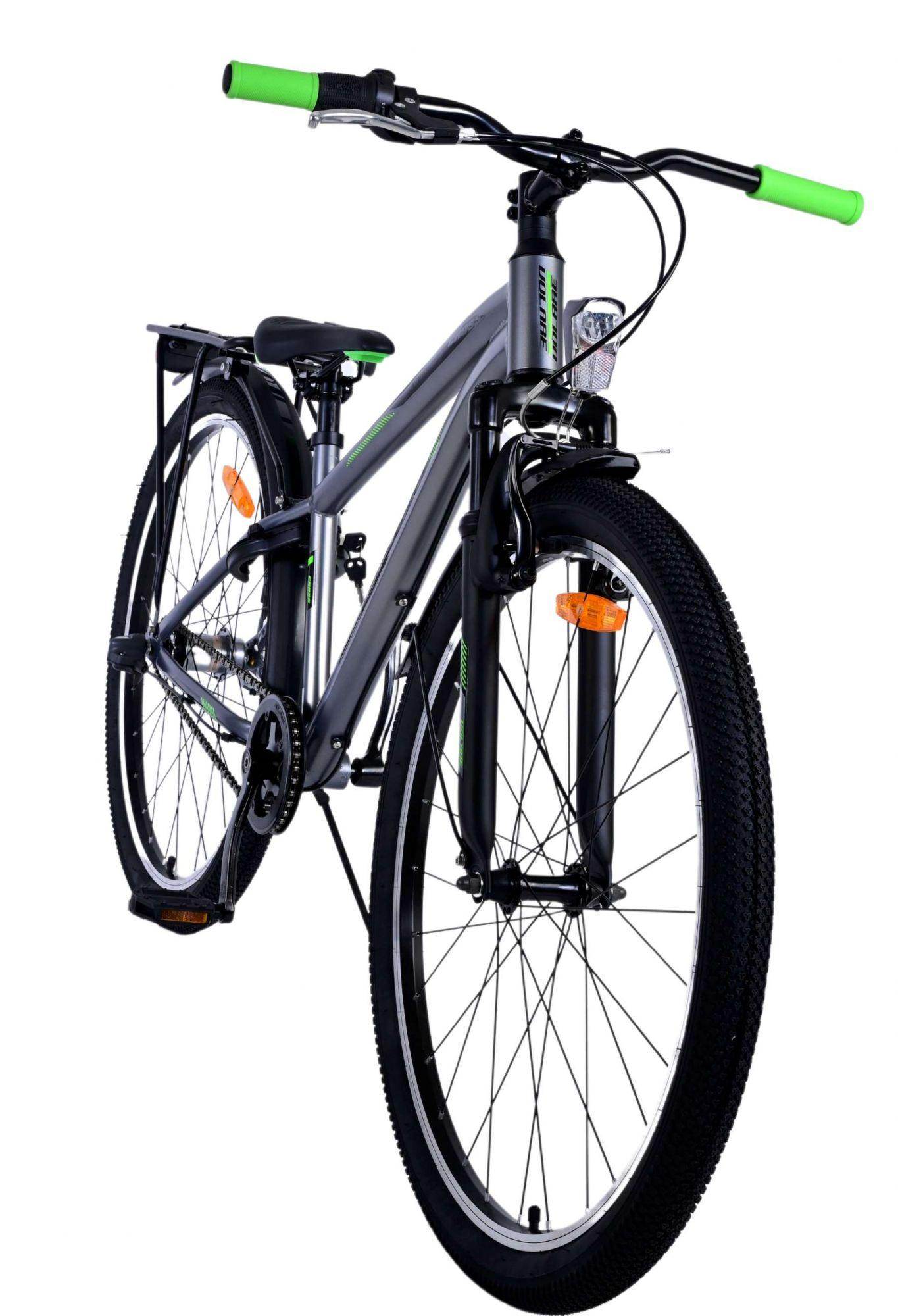 Ein graues Fahrrad mit grünen Lenkern, schwarzen Reifen und einem Heckträger auf weißem Hintergrund.