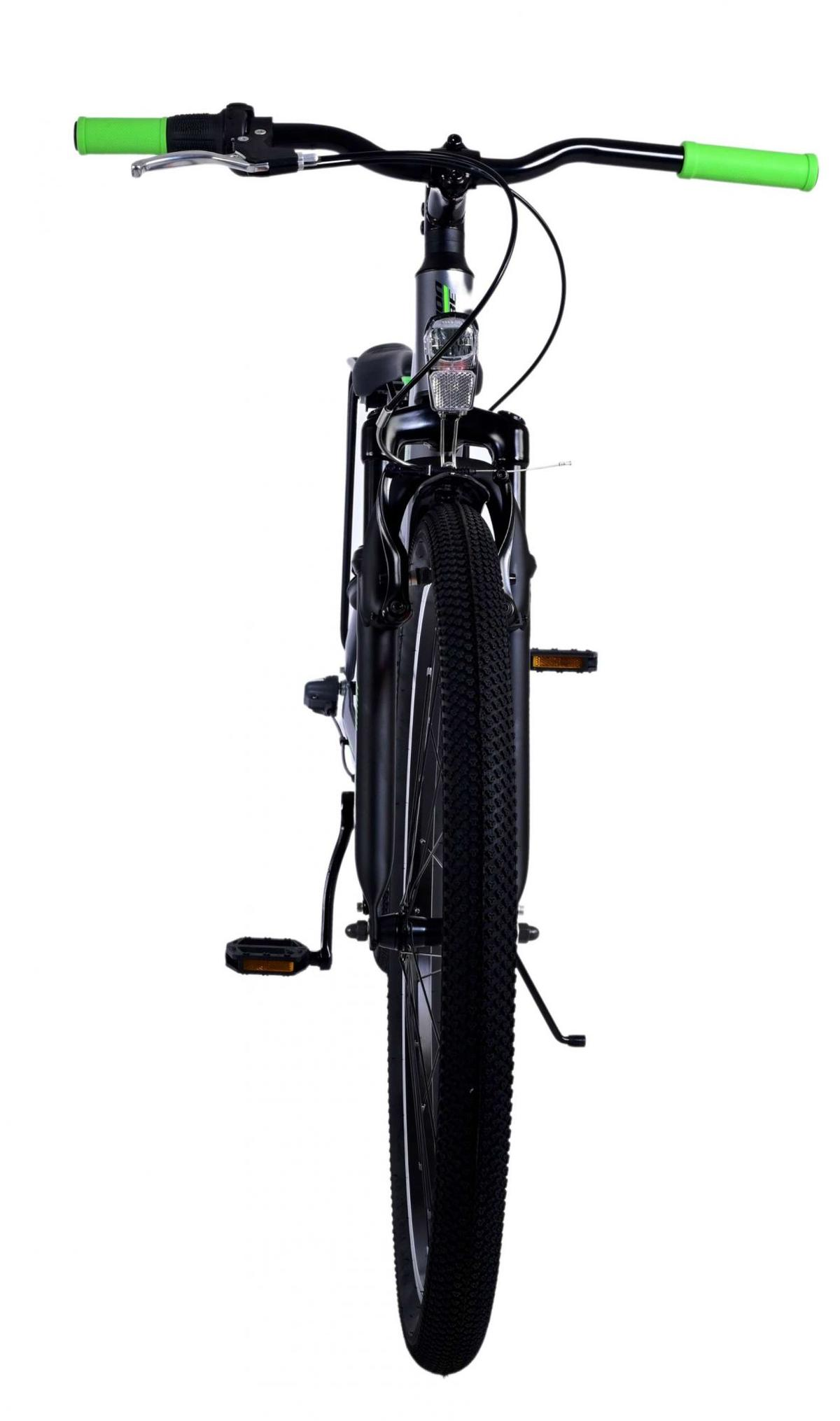 Schwarzes Fahrrad, Vorderansicht, mit grünen Lenkern und einem schwarzen Sattel, weißer Hintergrund.