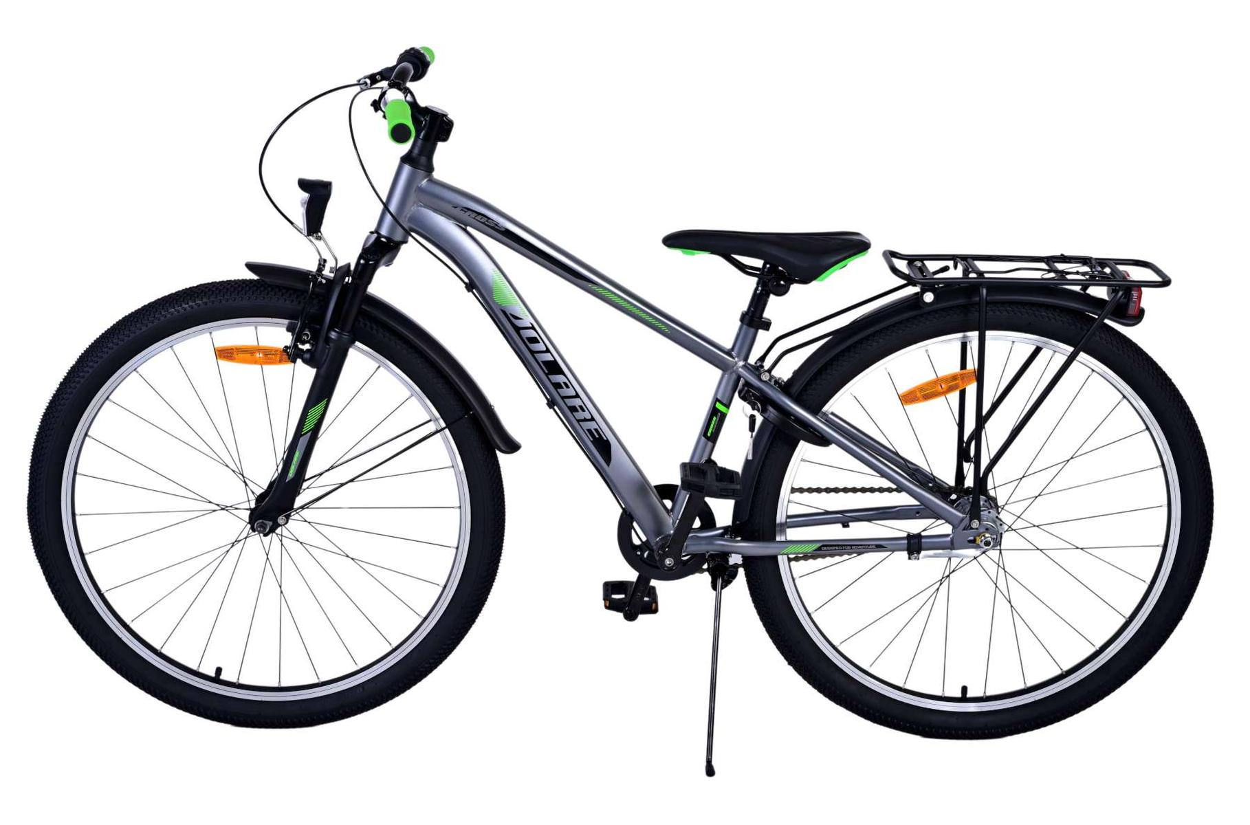 Graues Fahrrad, grüne Akzente. Schwarzer Sitz und Gepäckträger. Die Marke ist VOLARE.
