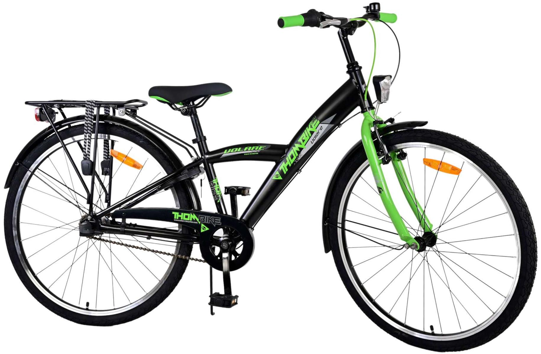 Schwarzes und grünes Fahrrad mit schwarzem Gepäckträger. Grüner Lenker. Weißer Hintergrund.