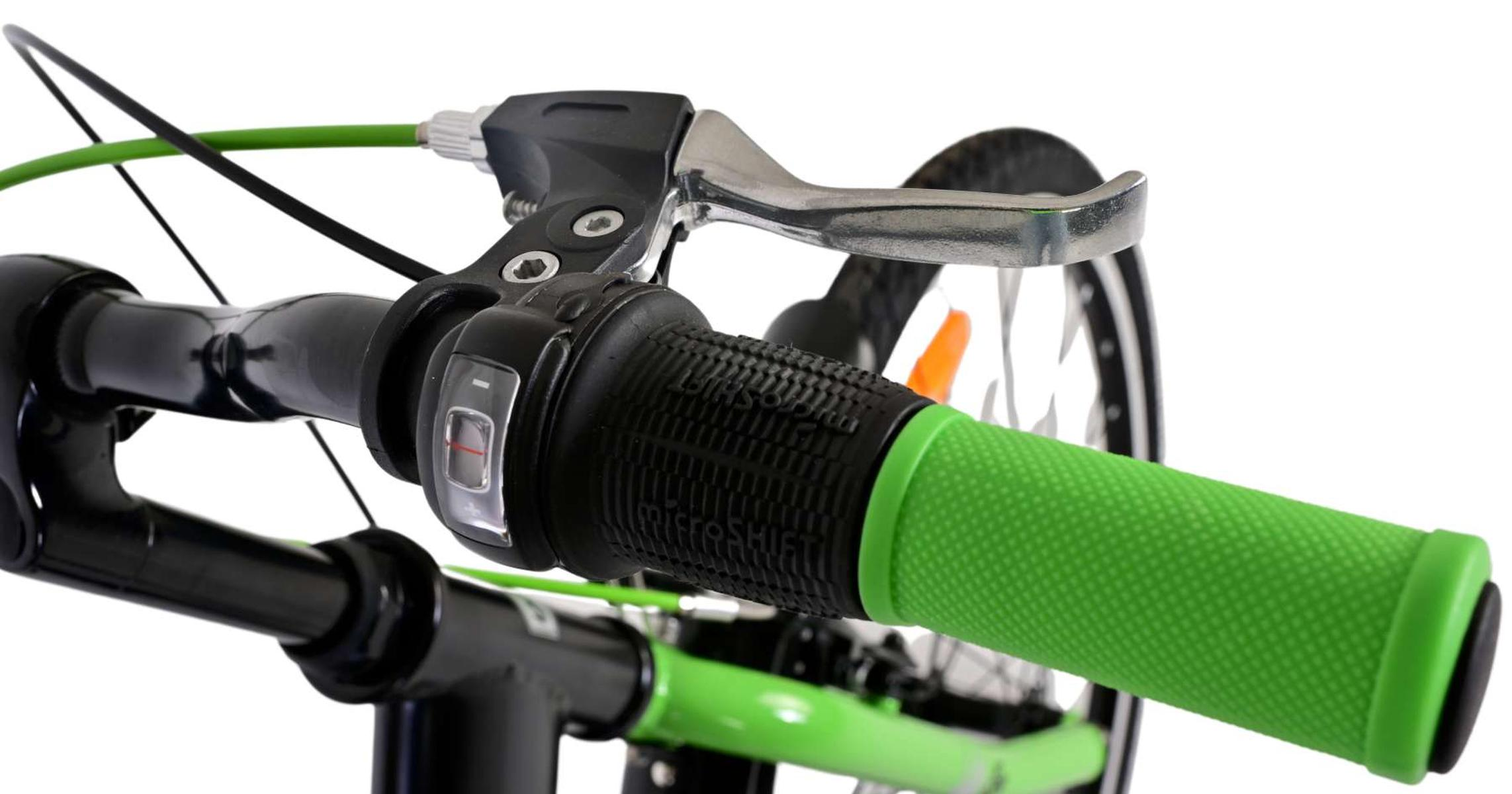 Nahaufnahme des Fahrradlenkers mit grünen Griffen, Bremshebel und Gangschaltung.