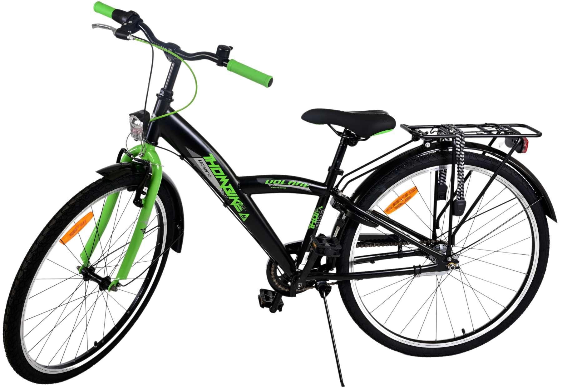 Schwarzes Fahrrad mit grünen Akzenten, Gepäckträger und Griffen.