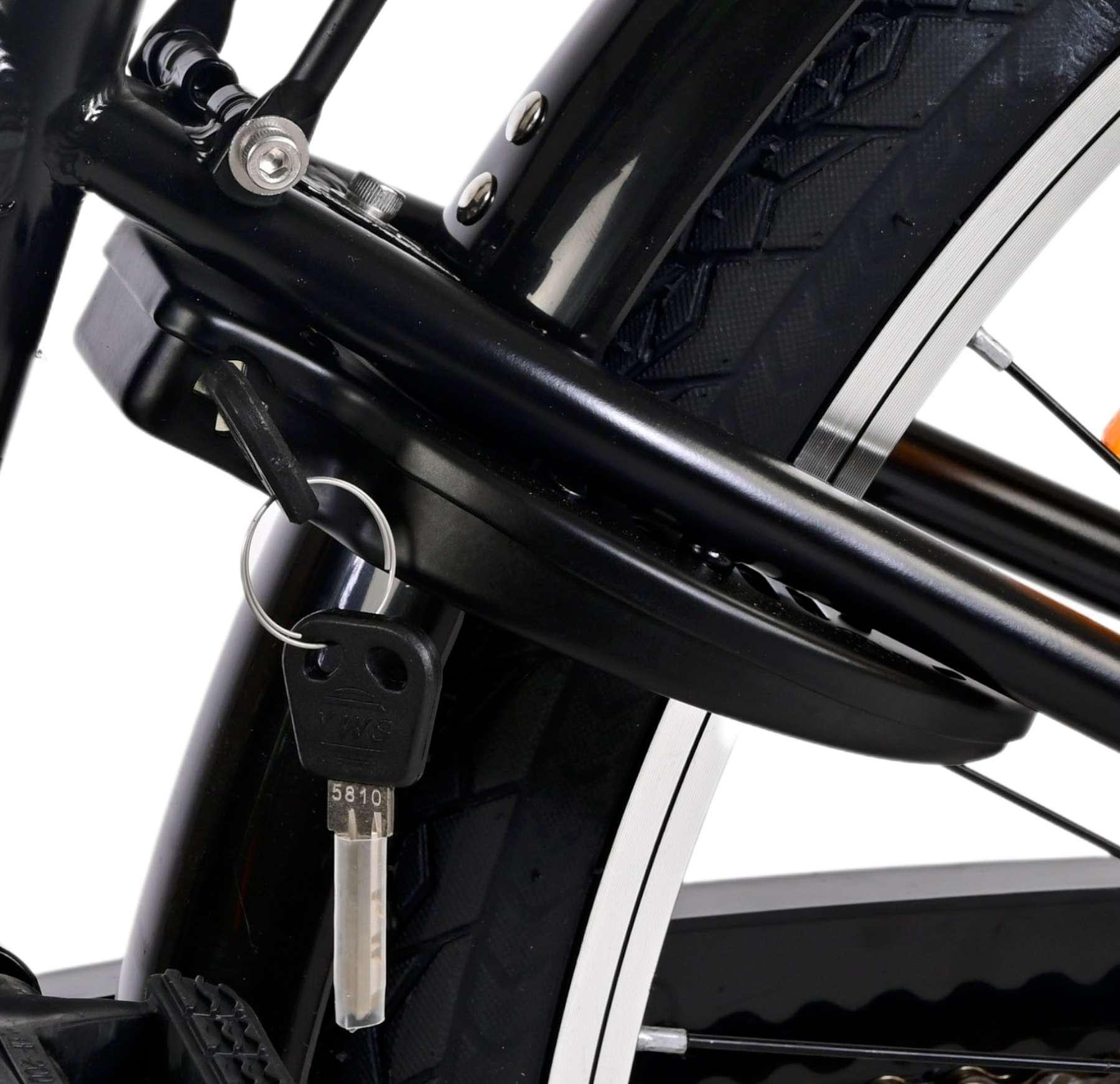 Nahaufnahme eines Schlüssels in einem Schloss an einem schwarzen Fahrrad, das den Schließmechanismus zeigt.