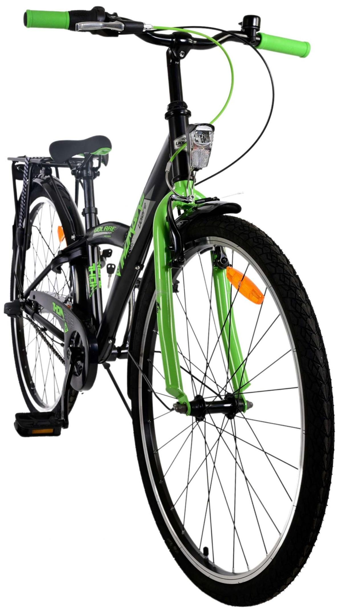 Schwarzes Fahrrad, Vorderansicht, mit grünen Lenkern und Gabel, und einem schwarzen Sattel, weißer Hintergrund.