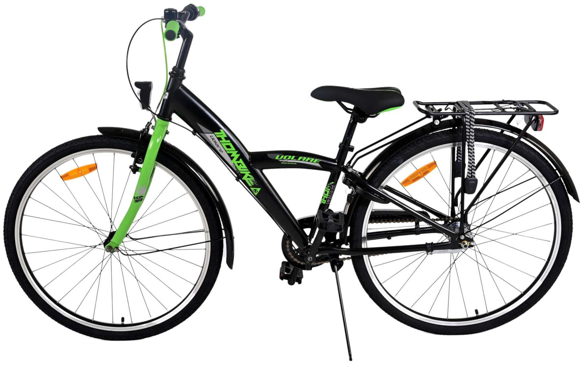 Schwarzes Fahrrad mit grünen Akzenten. Es hat einen Gepäckträger und ein Kettenschloss.