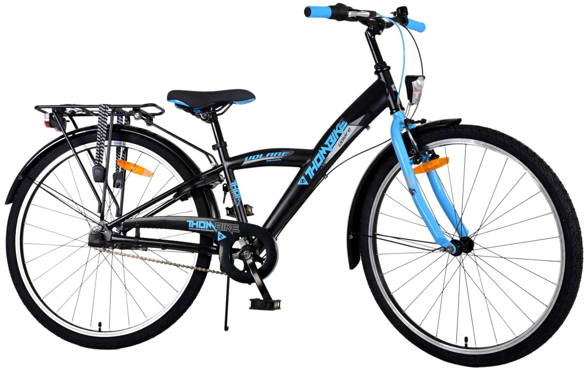 Ein schwarz-blaues Fahrrad aus einem seitlichen Winkel auf weißem Hintergrund.