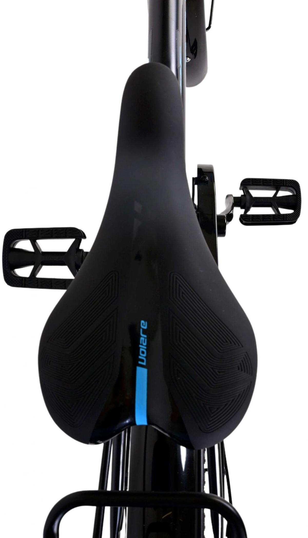 Ein schwarzer Fahrradsattel mit blauem Streifen und dem Label Volare. Schwarzer Hintergrund.