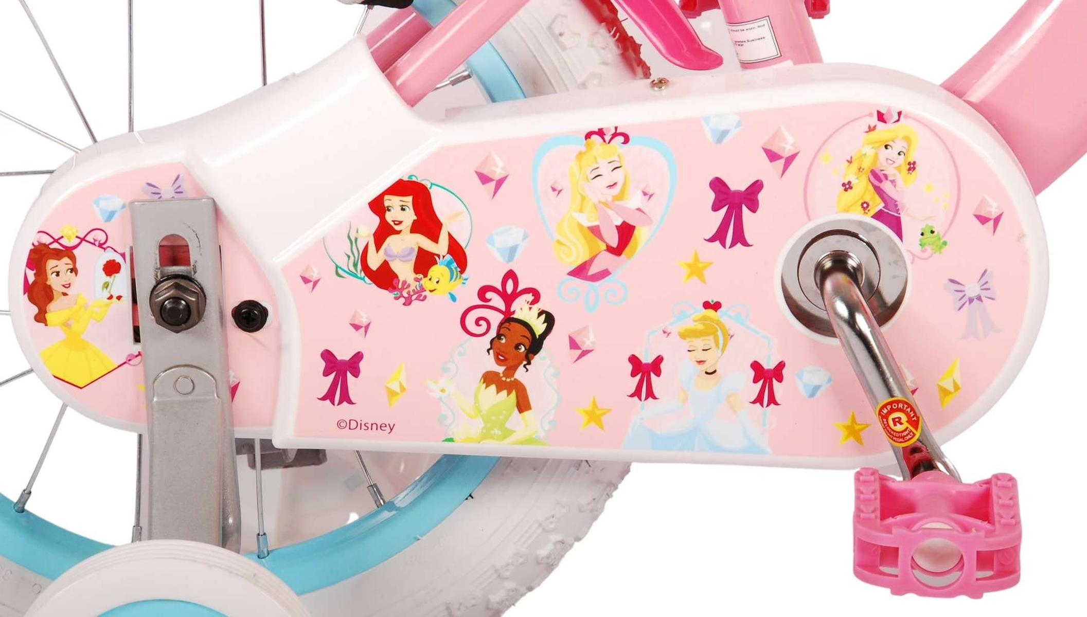 Nahaufnahme eines rosa Fahrradkettenschutzes für Kinder. Disney-Prinzessinnen sind auf dem Schutzblech. Rosa und blaue Akzente.