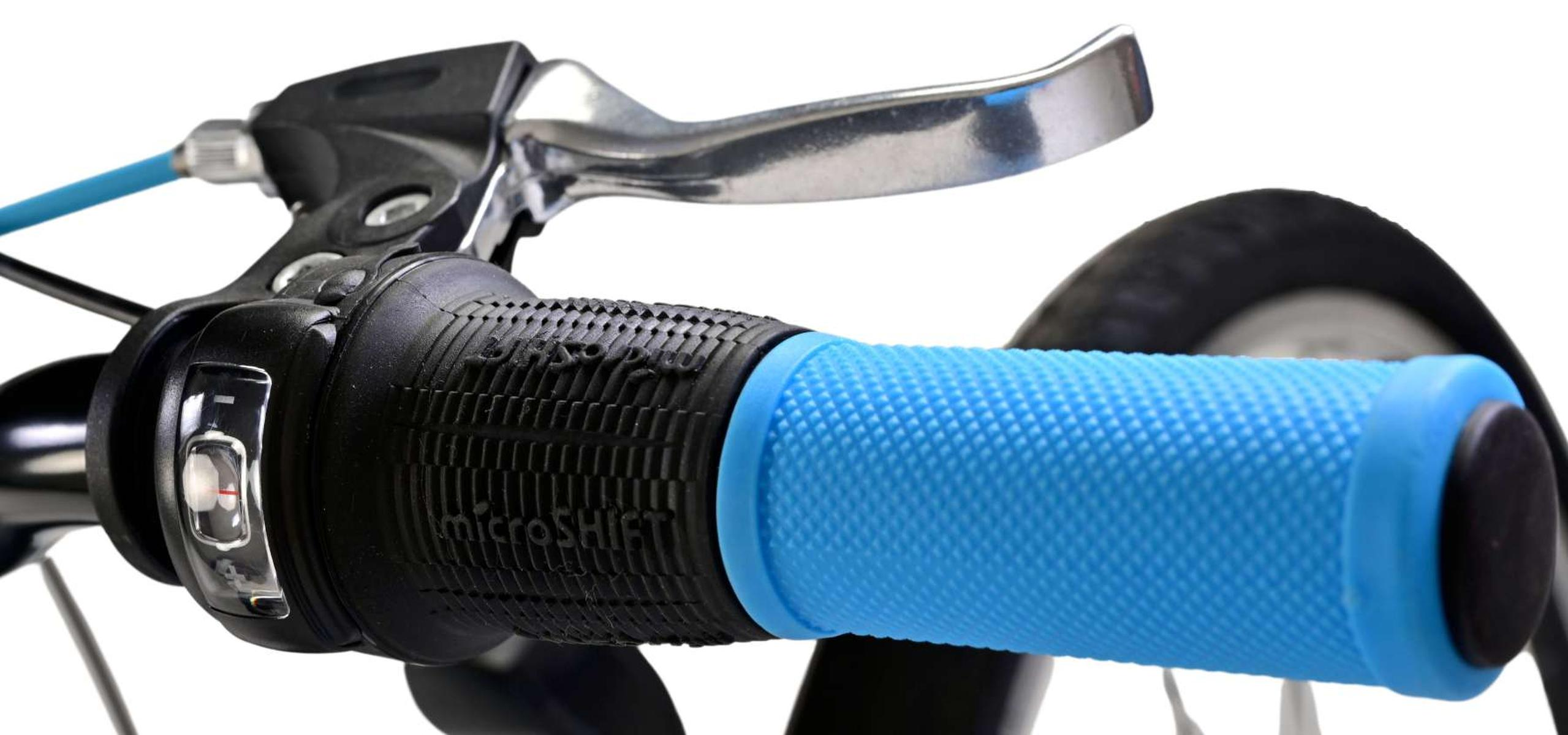 Nahaufnahme eines Fahrradlenkers mit blauem Griff und schwarzem Bedienelement.