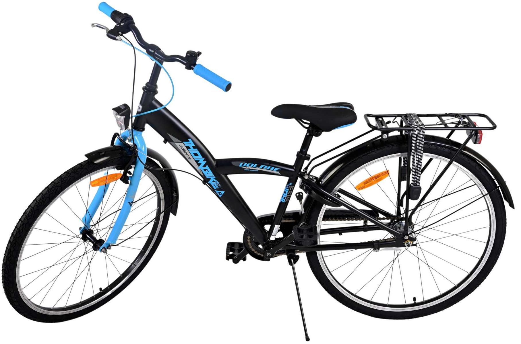 Schwarz-blaues Fahrrad mit Gepäckträger auf weißem Hintergrund. Der Lenker ist blau.