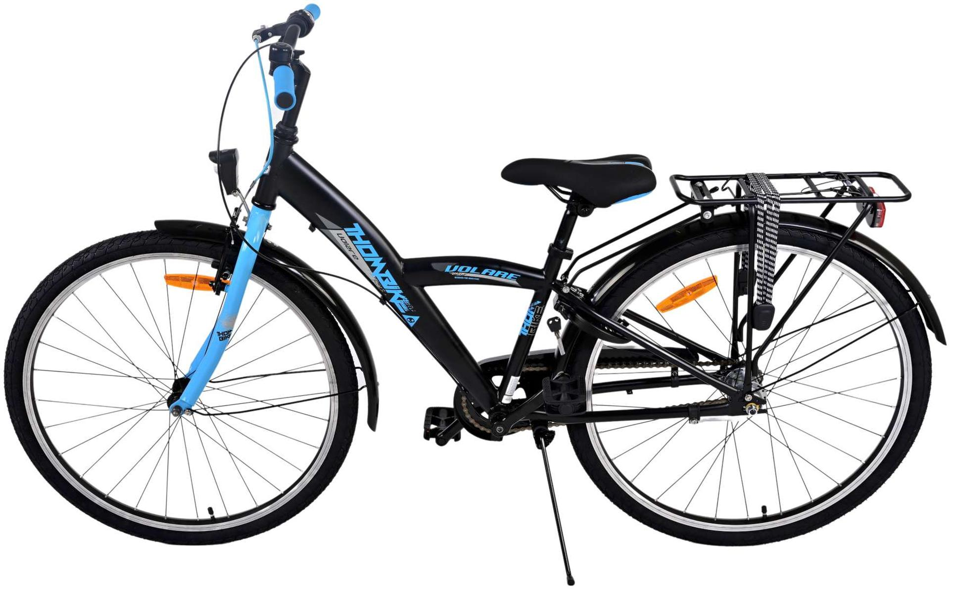 Schwarzes Fahrrad mit blauen Akzenten. Es hat einen Gepäckträger und ein Kettenschloss.