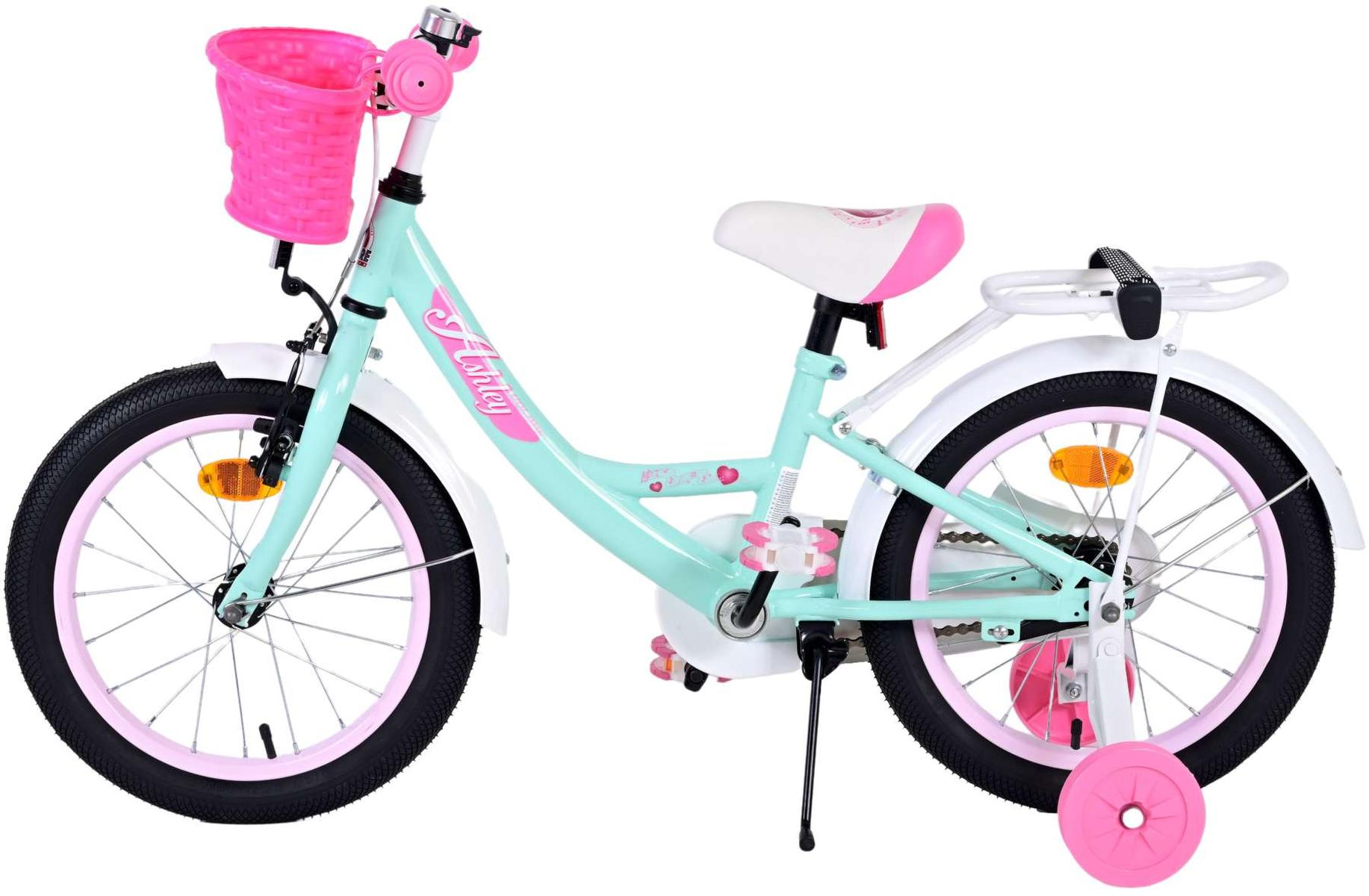 Ein türkis-farbenes Fahrrad mit einem rosa Korb, Stützrädern und dem Namen 'Ashley' auf dem Rahmen.