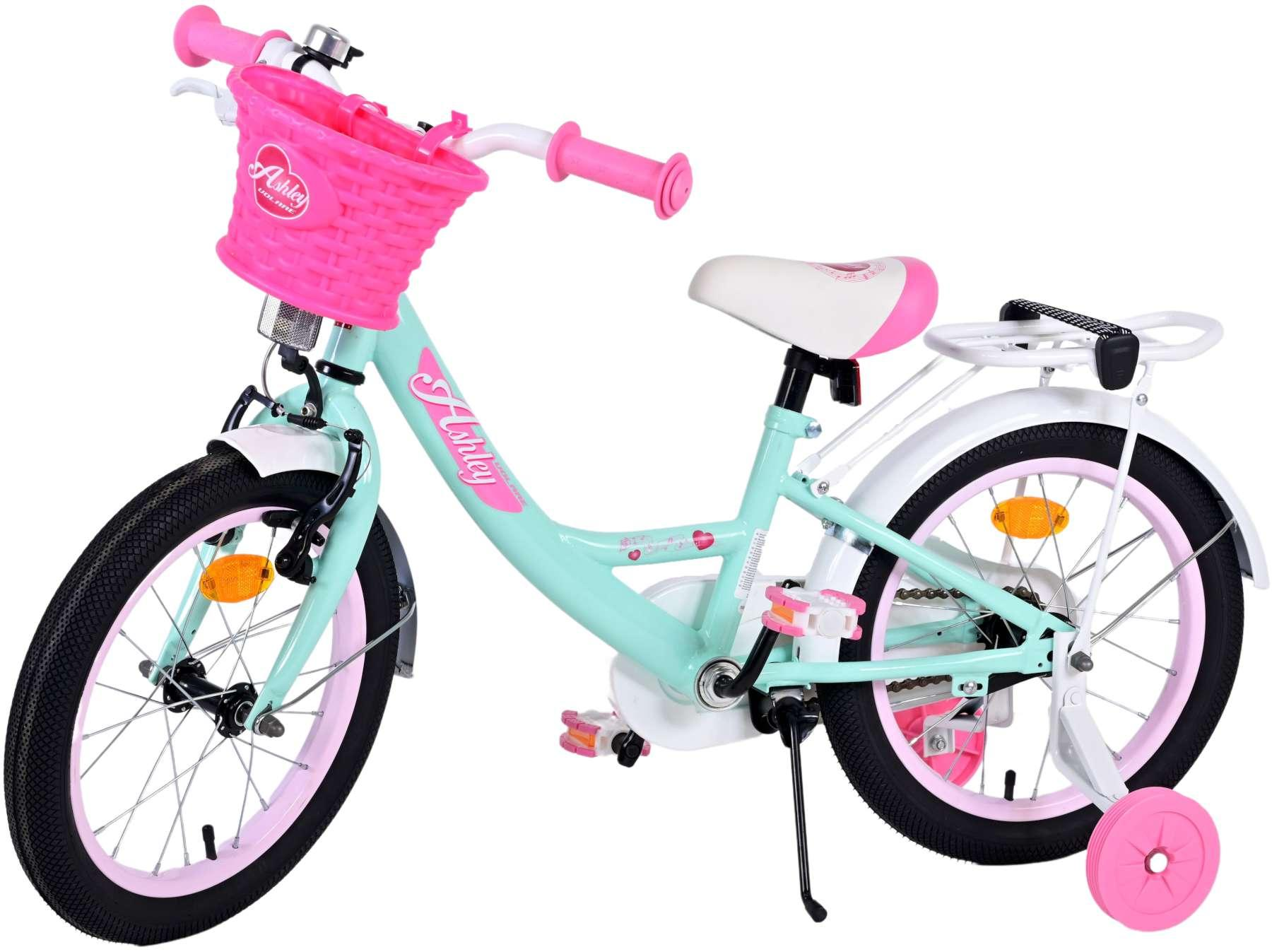 Rosa und türkis Kinderfahrrad mit Korb, Stützrädern und dem Wort 'Ashley'.