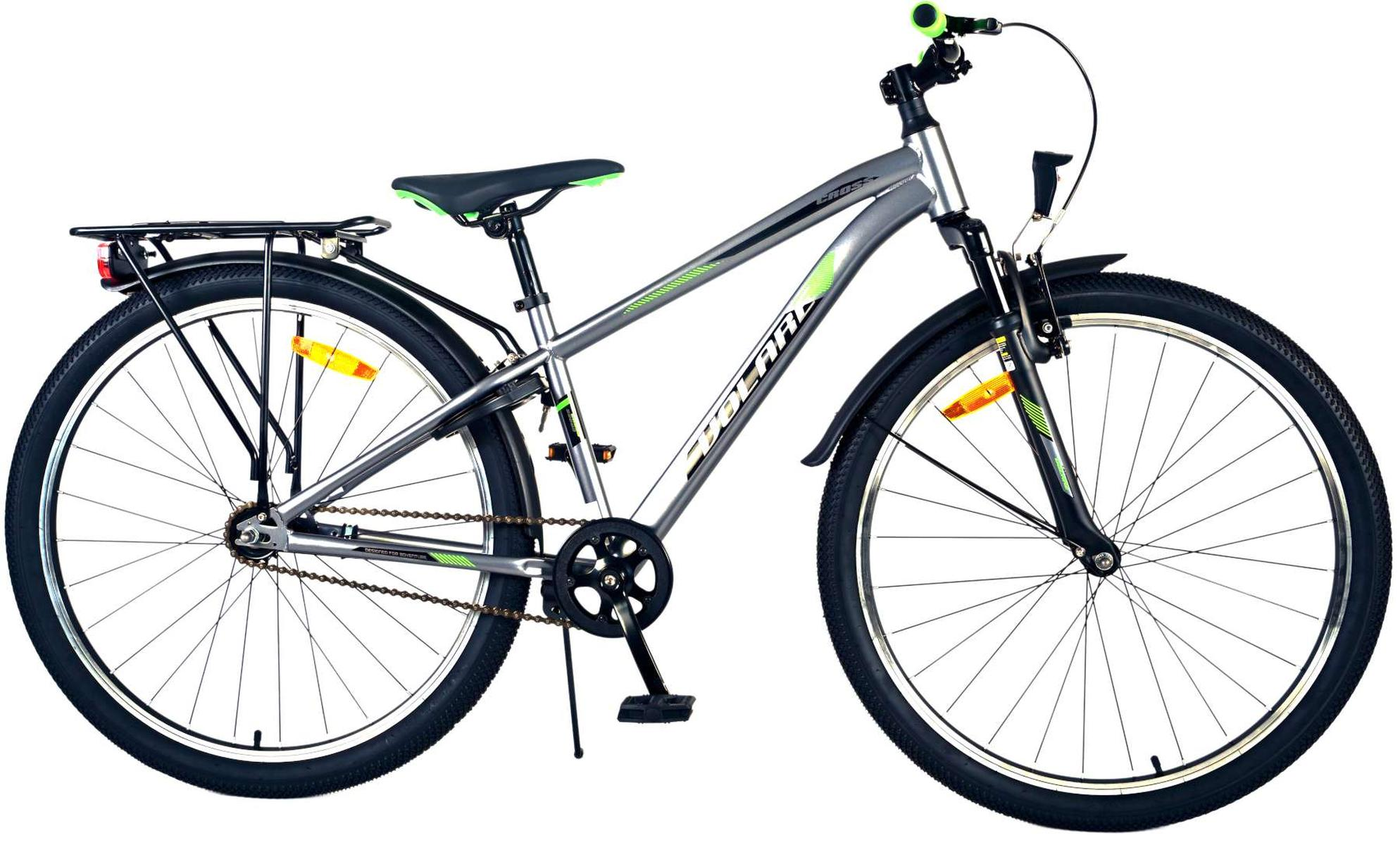 Ein graues Fahrrad mit schwarzen Reifen und grünem Sitz vor weißem Hintergrund. Es hat einen Gepäckträger.