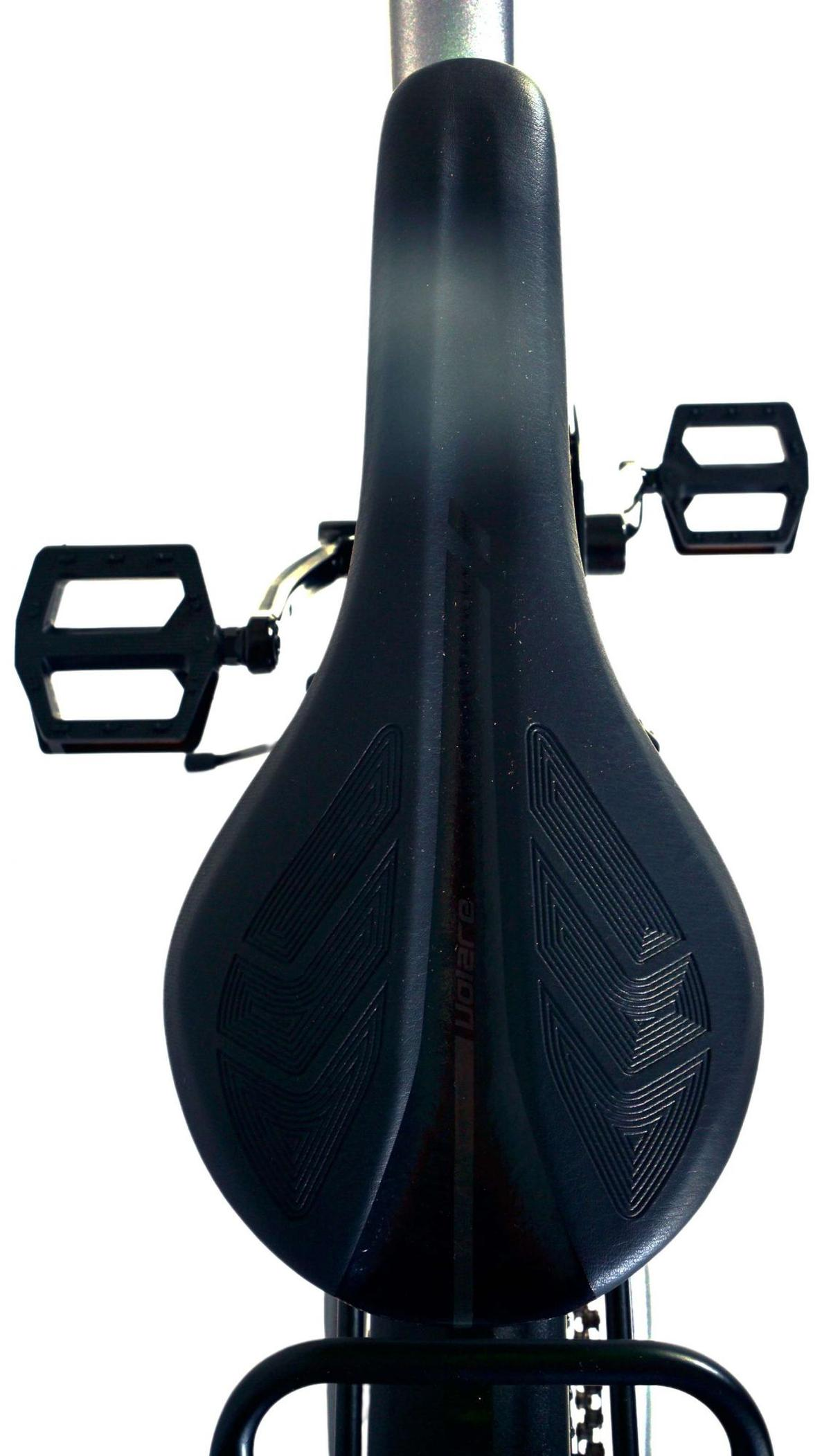 Draufsicht auf einen schwarzen Fahrradsattel und Pedale. Der Sattel hat ein einzigartiges Design.