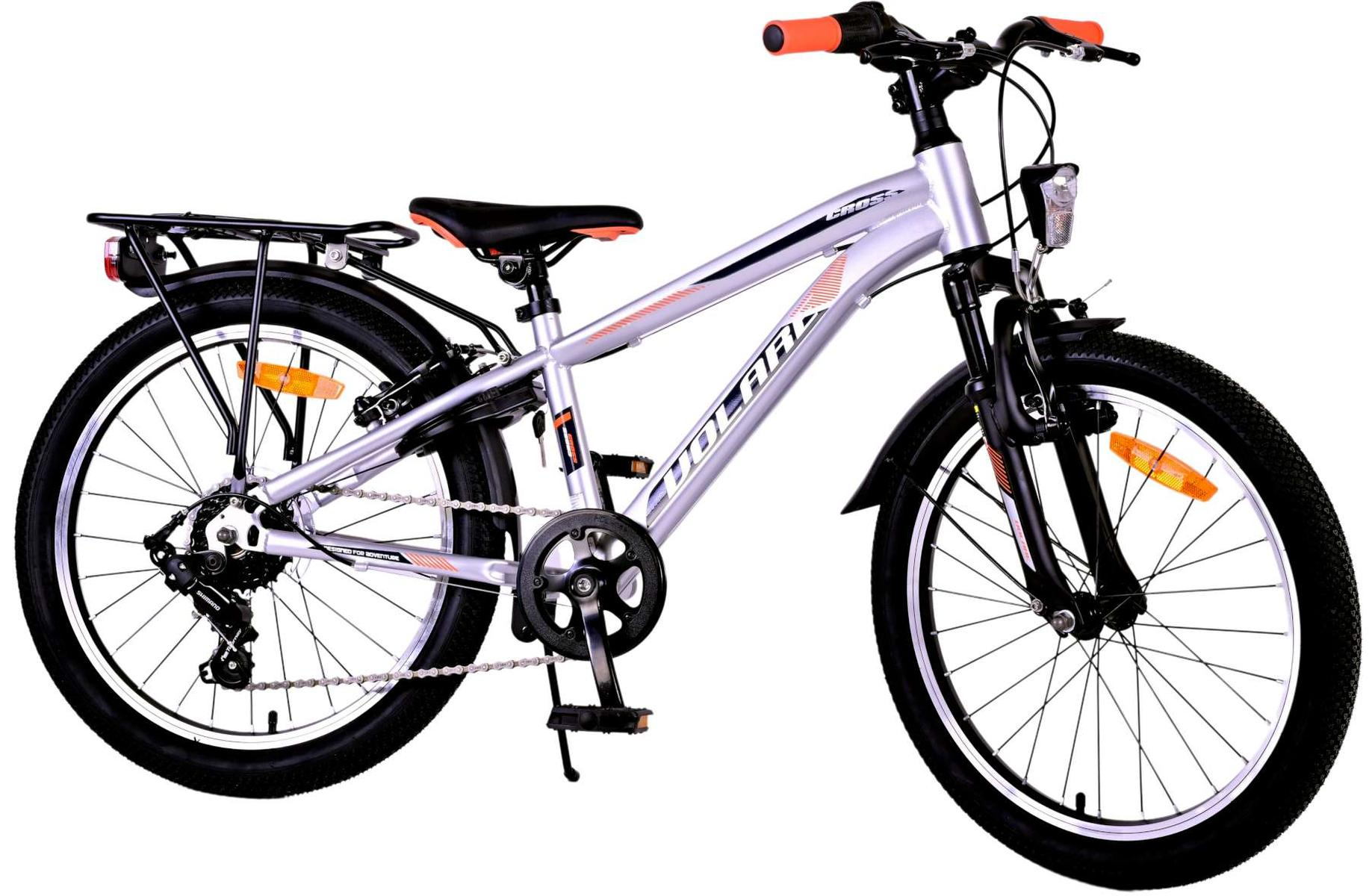 Ein silbernes Erwachsenenfahrrad mit schwarzen Reifen, orangefarbenem Lenker und Gepäckträger.