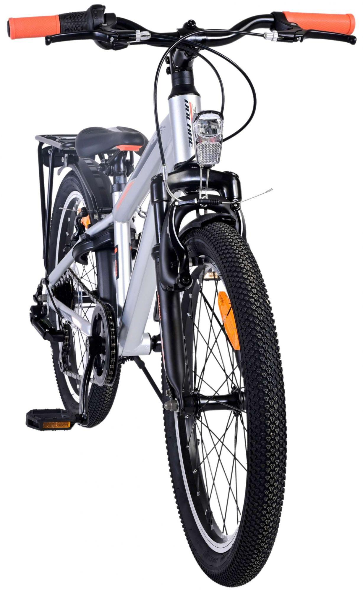 Vorderansicht eines silbernen Fahrrads mit orangefarbenen Akzenten. Schwarzer Reifen, Scheinwerfer und orangefarbene Lenker.
