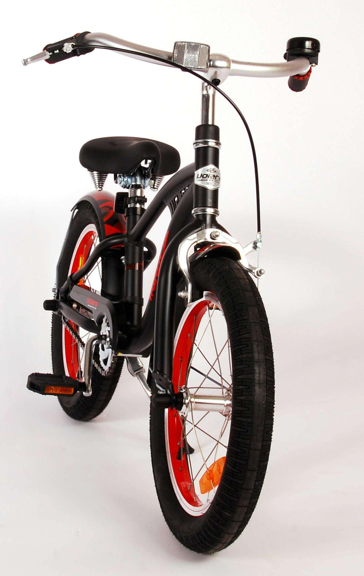 Ein schwarzes Fahrrad mit roten Akzenten aus einem niedrigen Winkel auf weißem Hintergrund. Die Reifen haben rote Felgen.