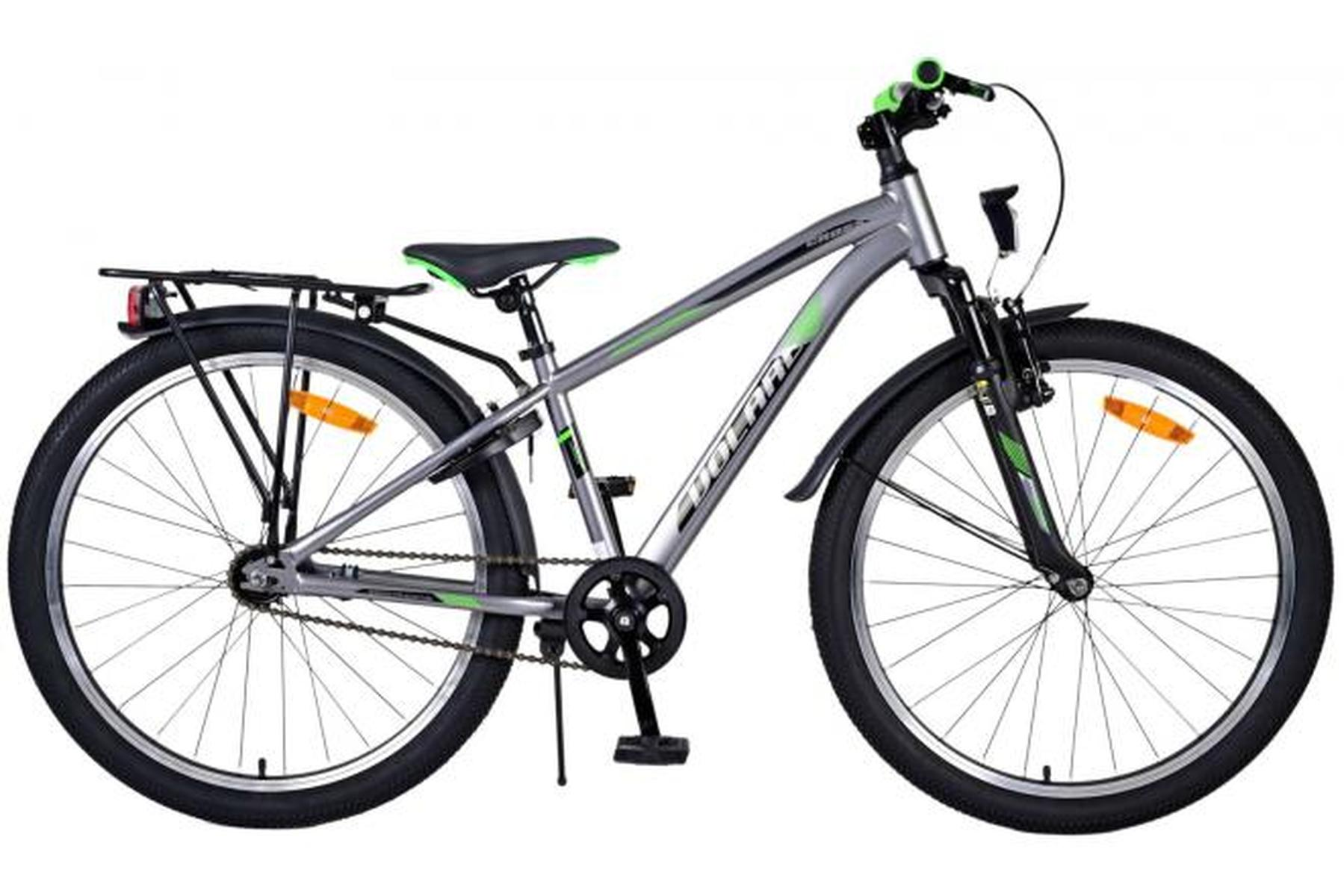 Graues Volare-Fahrrad mit grünen Akzenten. Gepäckträger und Reflektoren. Weißer Hintergrund.