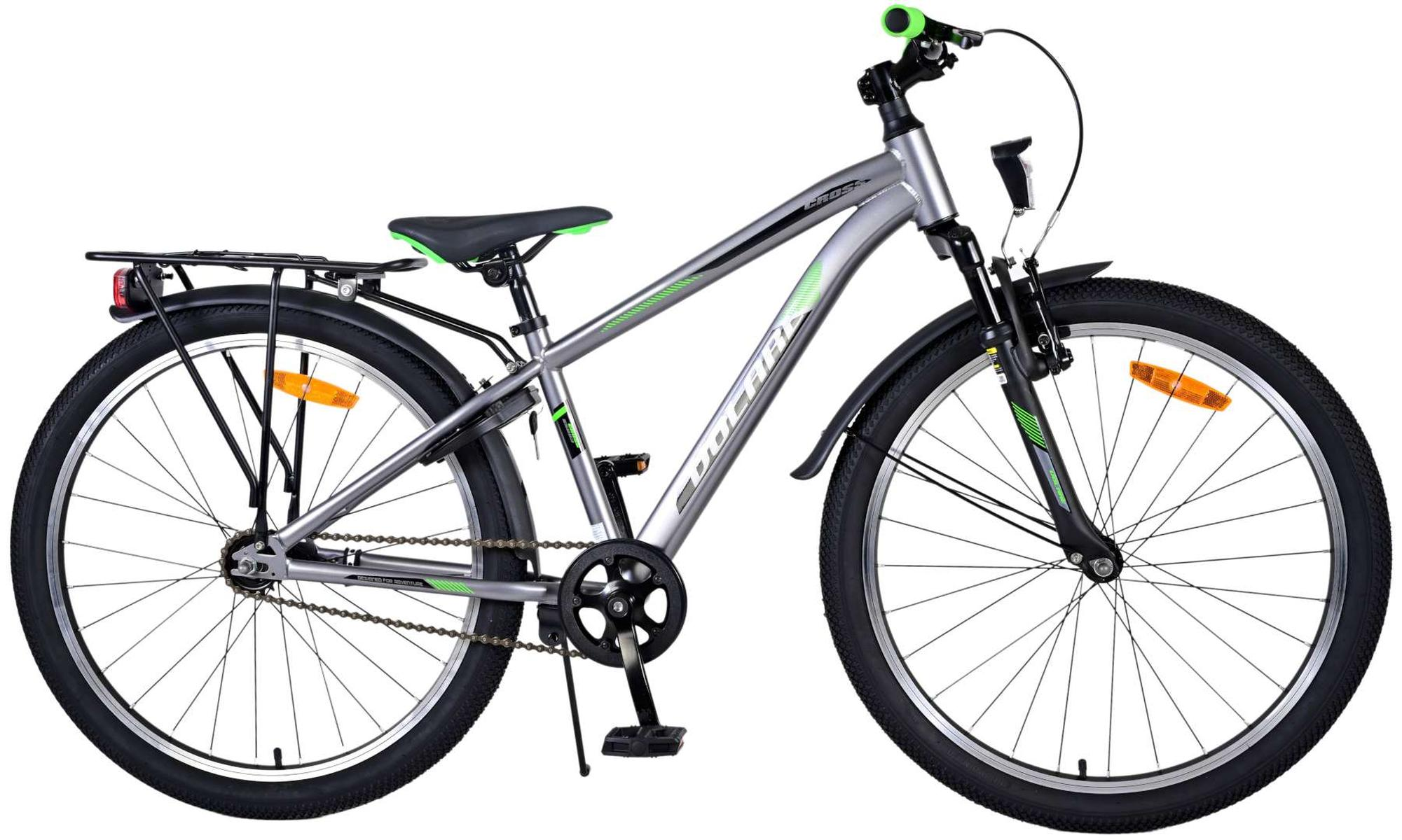 Silbernes Fahrrad mit schwarzen Reifen und grünen Akzenten auf weißem Hintergrund.