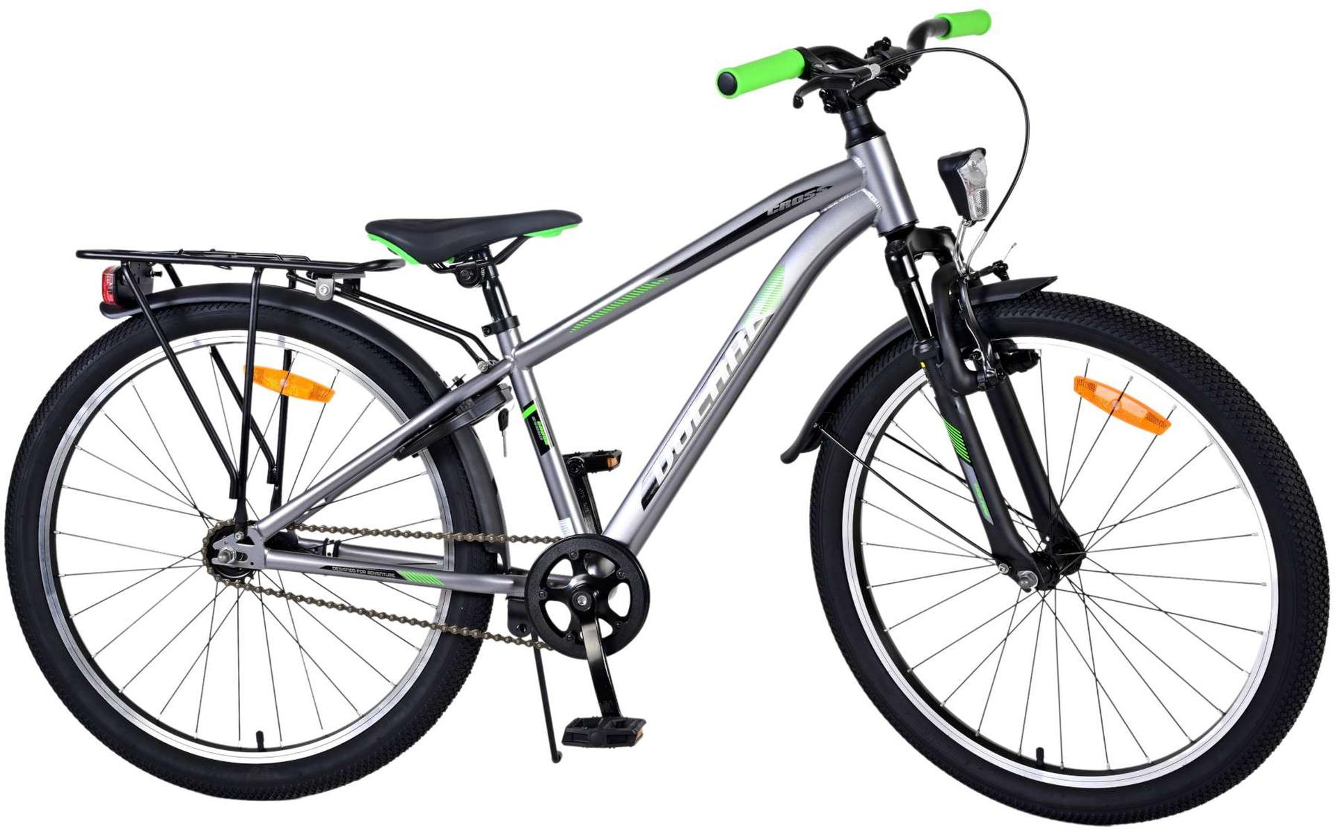 Silbernes Fahrrad mit grünen Akzenten. Schwarze Reifen und weißer Hintergrund.