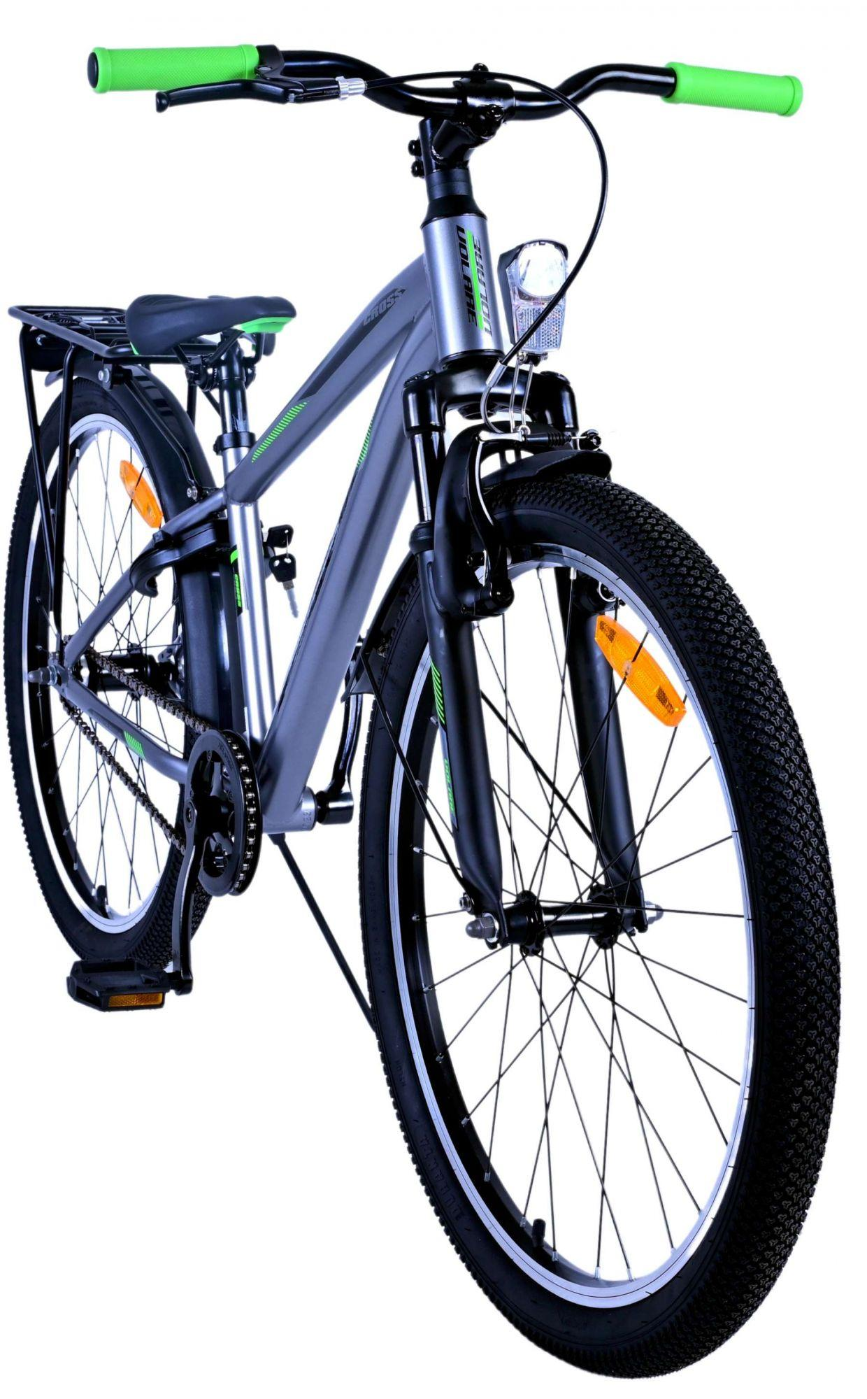 Graues Mountainbike mit grünen Akzenten, schwarzen Reifen und Gepäckträger. Grüne Lenker.