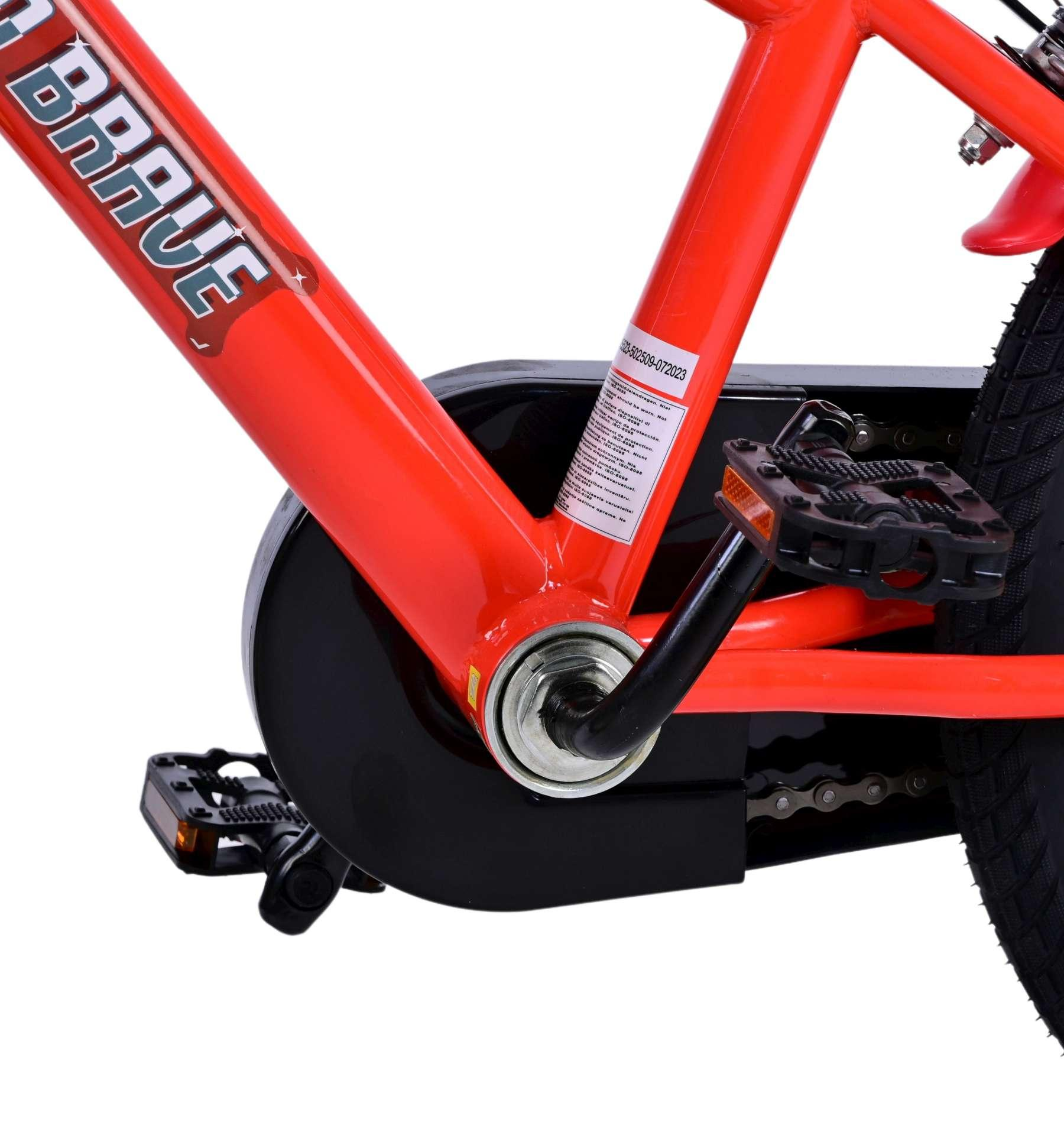 Roter Fahrradrahmen mit schwarzen Akzenten, Pedalen und Kettenschutz.