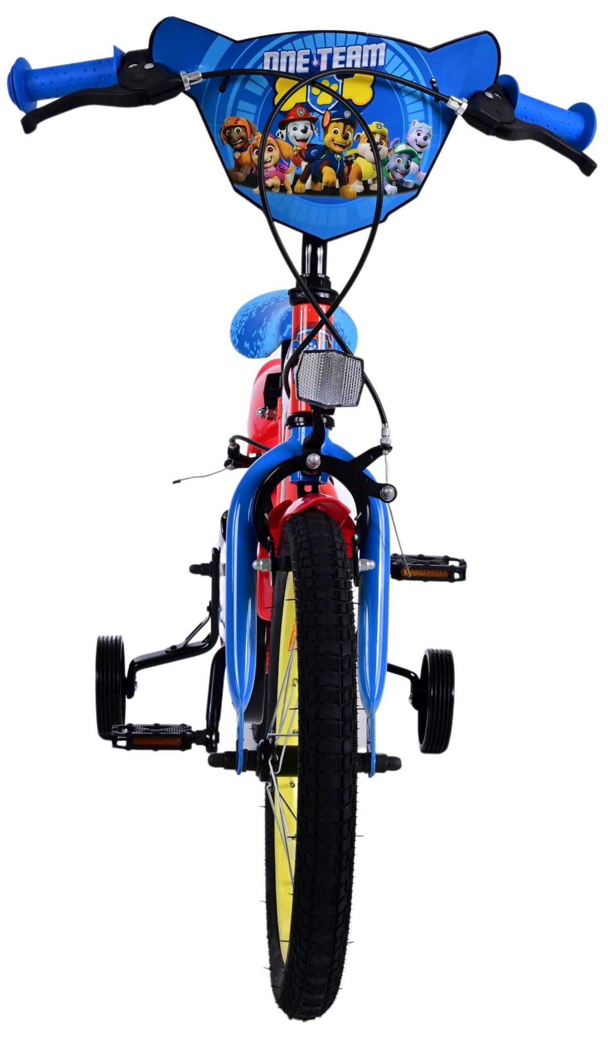 Ein Kinderfahrrad mit Paw Patrol-Thema. Roter Rahmen, blaue Schutzbleche und gelbe Räder.