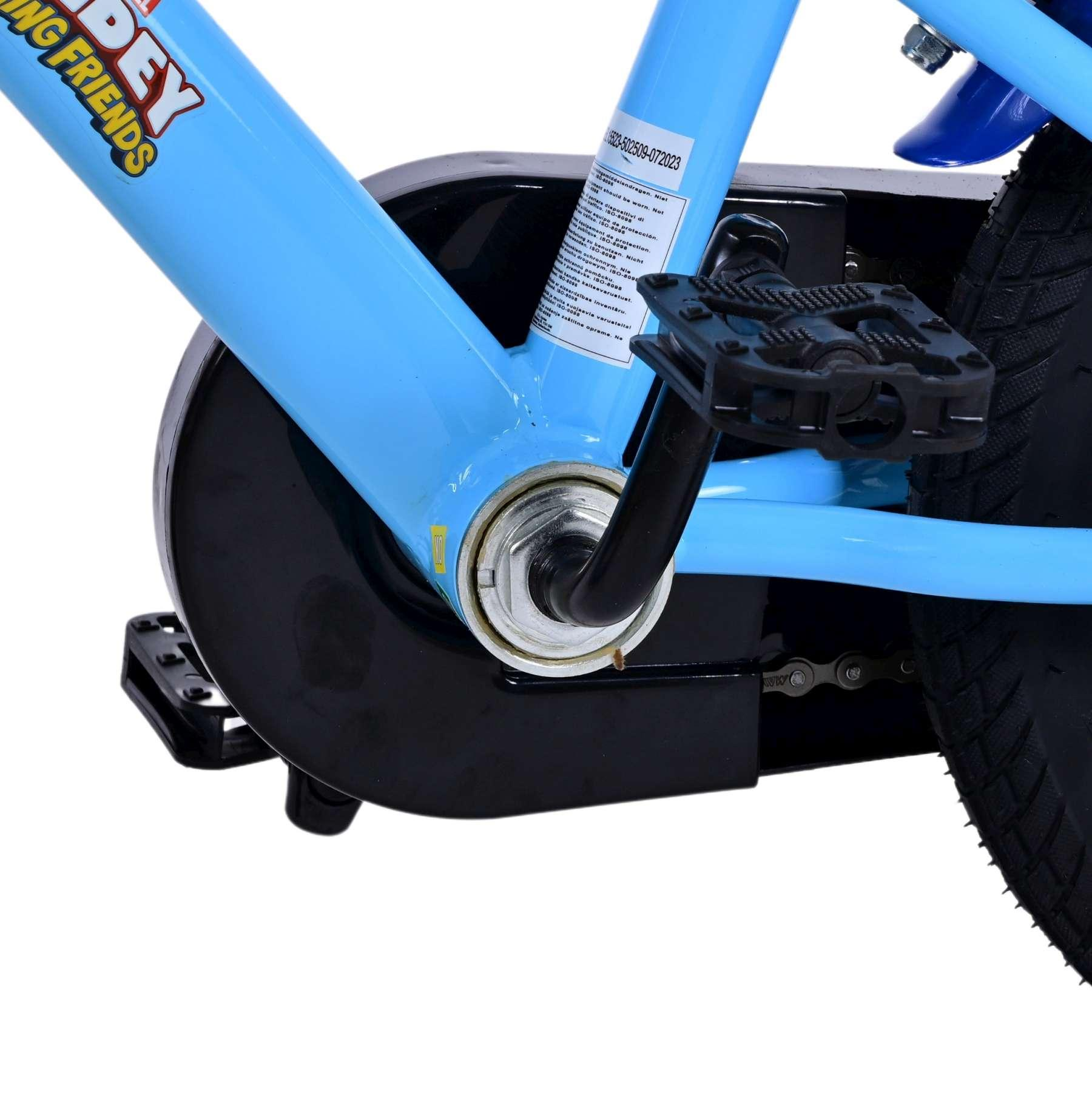 Nahaufnahme eines blauen Fahrradrahmens mit schwarzem Kettenschutz, Pedalen und Hinterreifen.